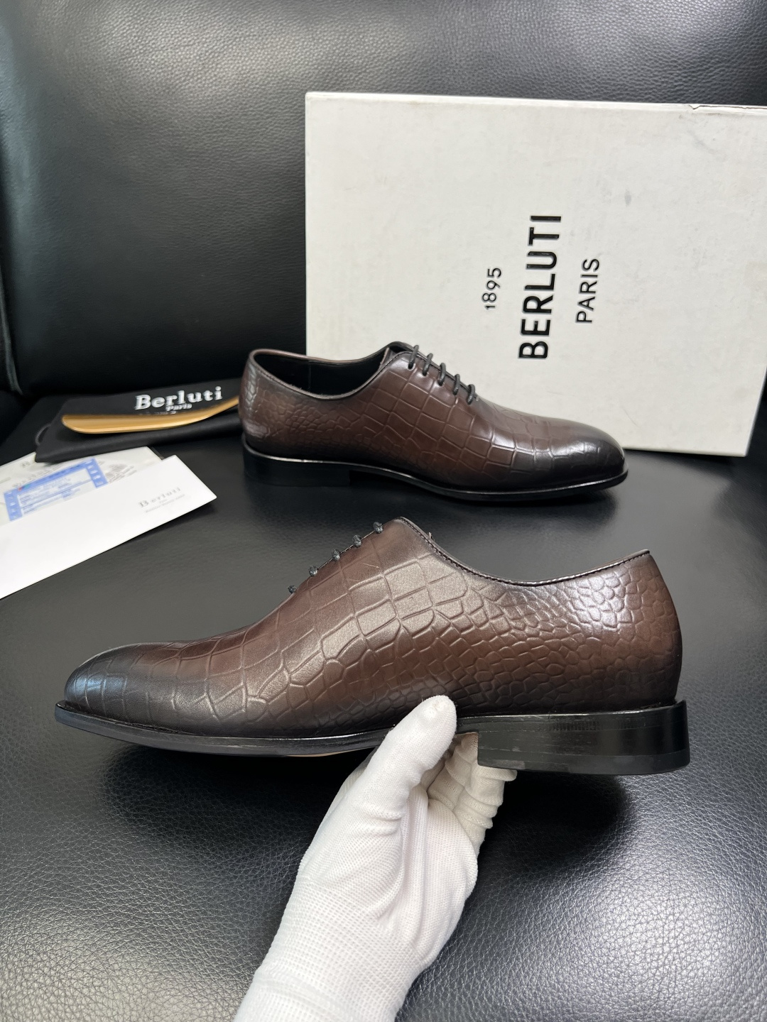 Berluti 顶级代购 布鲁提 专柜同步发售原厂配置，意大利进口牛皮面料，全进口水染牛皮里垫，鞋底：原