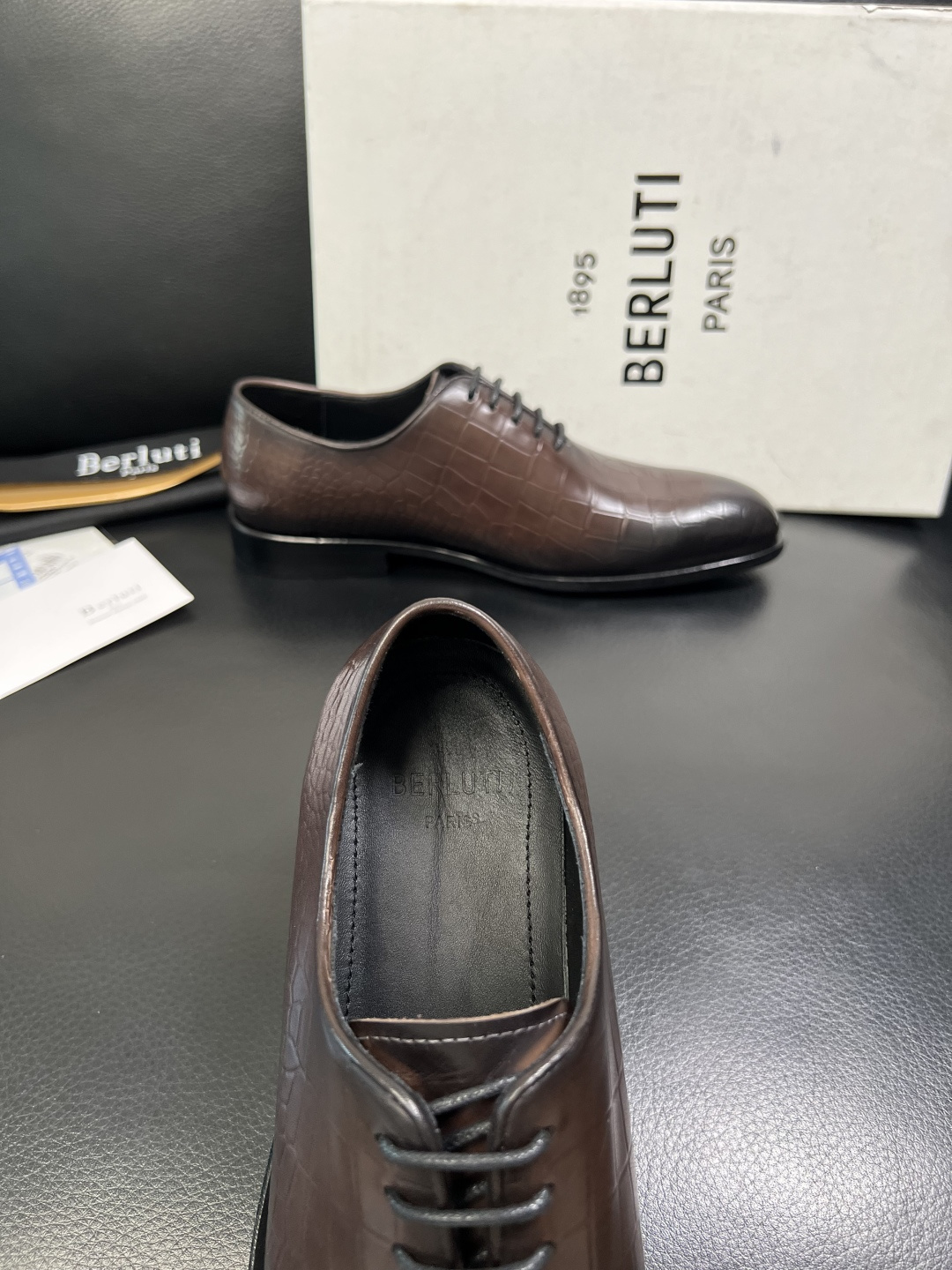 Berluti 顶级代购 布鲁提 专柜同步发售原厂配置，意大利进口牛皮面料，全进口水染牛皮里垫，鞋底：原