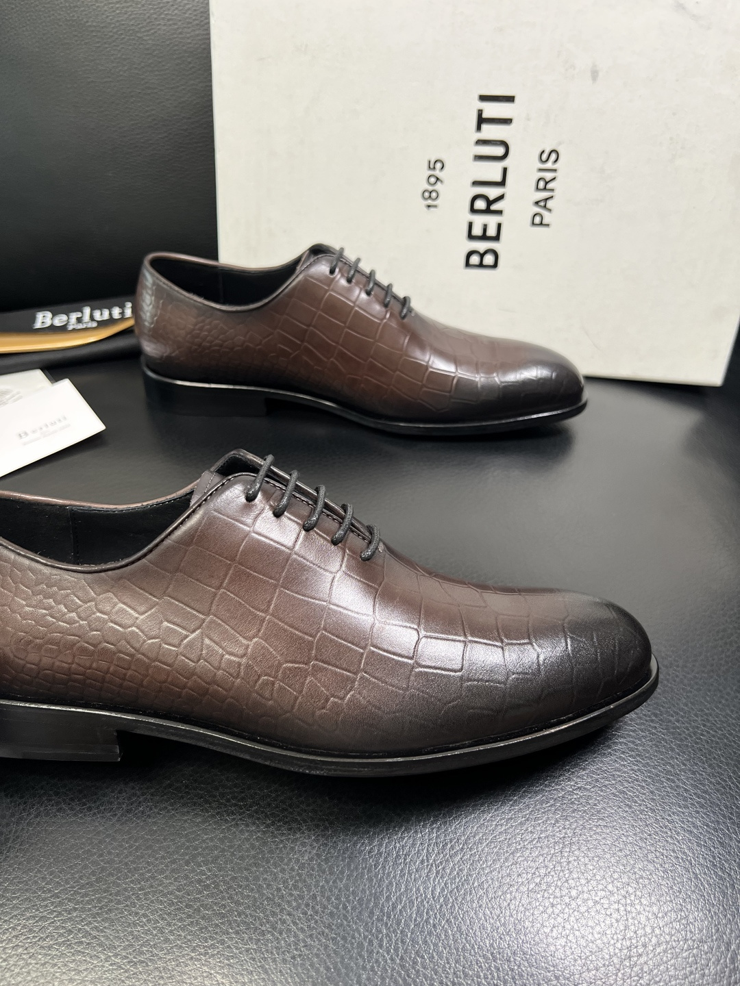 Berluti 顶级代购 布鲁提 专柜同步发售原厂配置，意大利进口牛皮面料，全进口水染牛皮里垫，鞋底：原