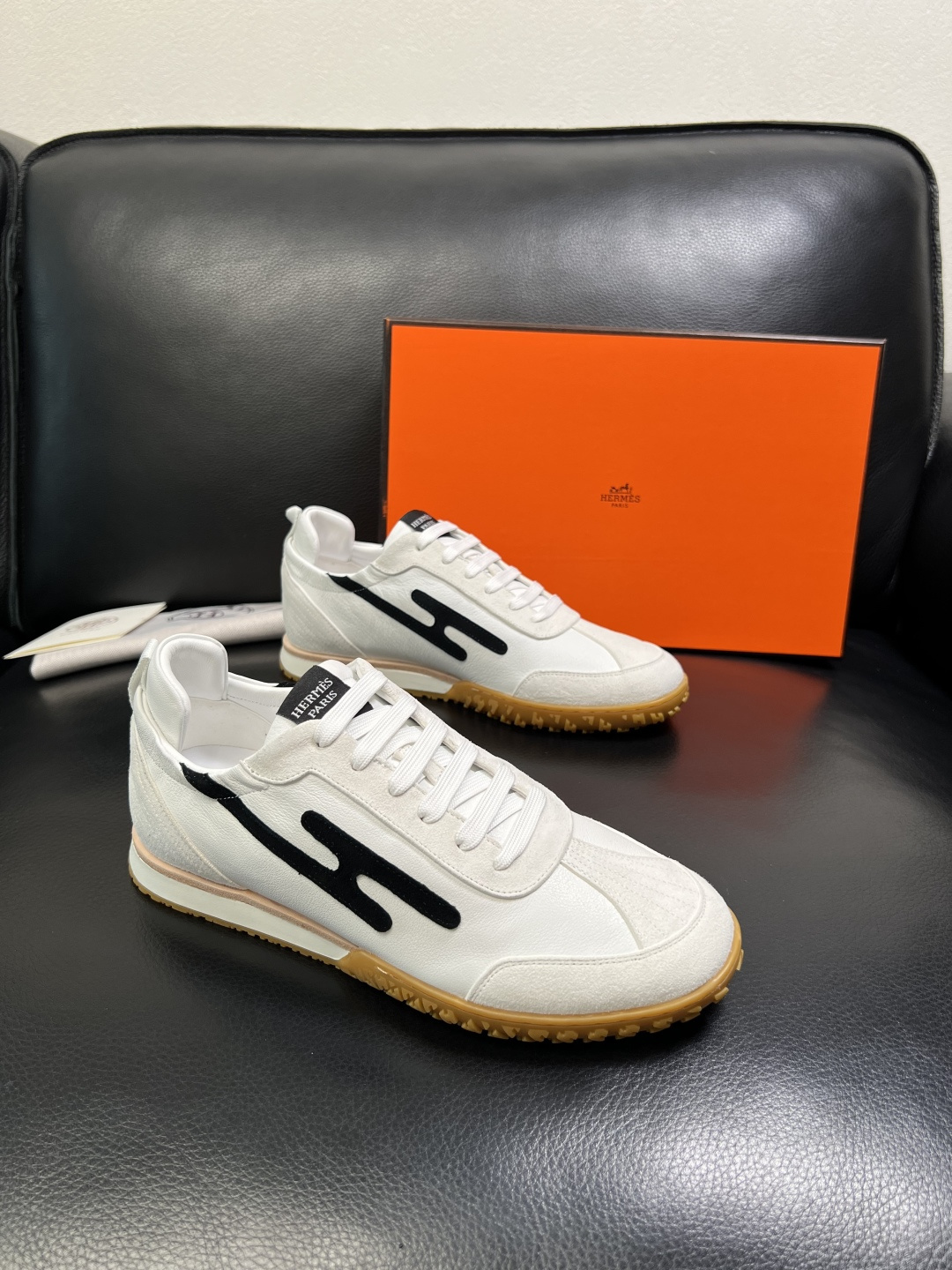 NO:664387,Hermes high-quality top handicrafts Hermès counters sell original factory configuration at the same time, original cowhide fabric imported from Italy, high-quality splicing technology, fully imported water-dyed cowhide lining, original soles specially provided by the factory and super comfortable, original factory and single goods are welcome to compare, code number 39-44 (customized 38 45),, hermes, hermes, cowhide19860909Hermes 高品质 顶级工艺品 爱马仕 专柜同步发售原厂配置,意大利进口原版牛皮面料,高品质拼接工艺,全进口水染牛皮里垫,鞋底原厂特供原版底超级舒适,原厂跟单货欢迎对比,码数 39-44（ 订做 38 45）,,hermes,hermes,cowhide,Men's shoes