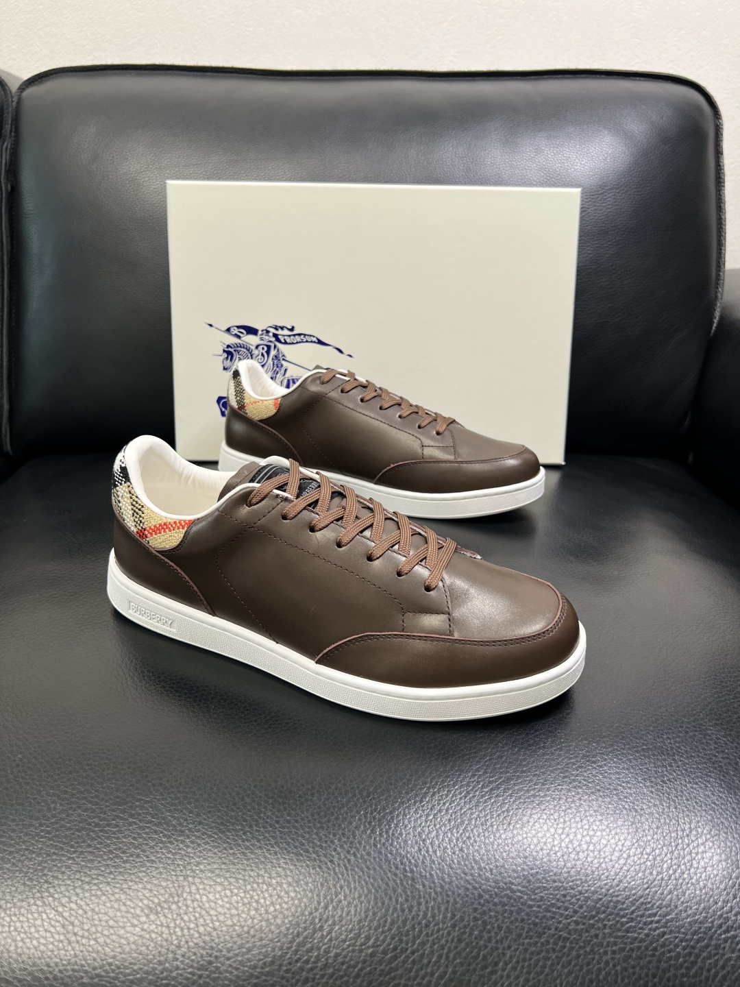 NO:664421,BURBERRY top crafts, synchronized with Burberry counters, original factory configuration of cowhide fabric imported from Italy, high-quality complex splicing process, imported cowhide lining, breathable and comfortable, soles specially provided by the original factory, original factory follow-up goods, high quality, welcome to compare, code number 38-44 (customized 45 46),, burberry, burberry, cowhide19860909BURBERRY 顶级工艺品 巴宝莉 专柜同步,原厂配置意大利进口牛皮面料,高品质复杂拼接工艺,进口牛皮内里垫,透气舒适,鞋底原厂特供原版底,原厂跟单货 高品质 欢迎对比,码数 38-44（订做 45 46）,,burberry,burberry,cowhide,Men's shoes