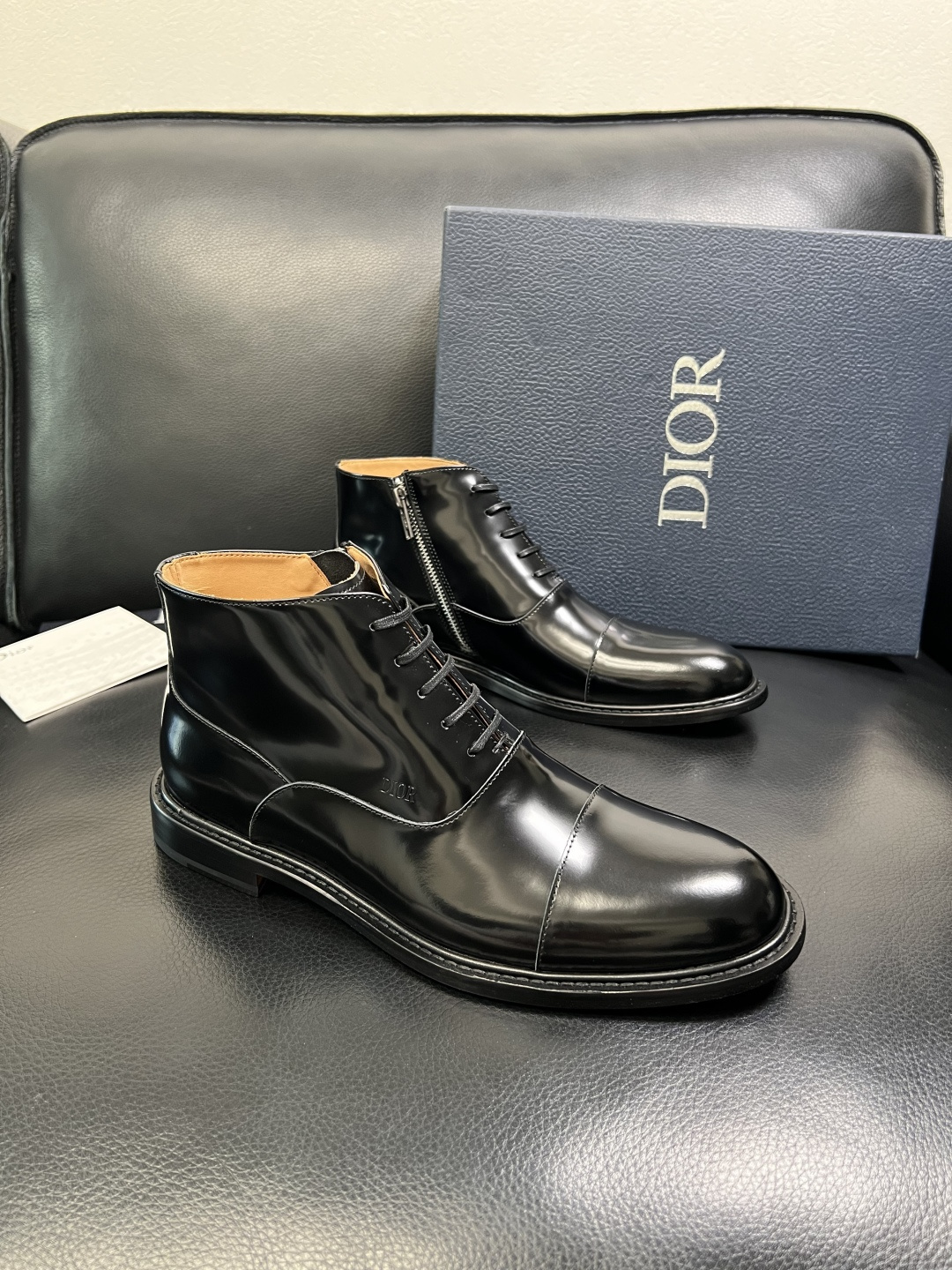 NO:664912,Dior top handicrafts Dior high-top boots are synchronized with the counter. Original factory configuration, original cowhide fabric imported from Italy, breathable and comfortable imported water-dyed cowhide pads, original soles specially provided by the factory and super comfortable, original factory high-quality single goods, you can enter and exit the counter at will, welcome to compare counter synchronization, code number 39-44 (customized 38 45 46), dior, dior, boots, cowhide19860909Dior 顶级工艺品 迪奥 靴子高帮专柜同步 原厂配置,意大利进口原版牛皮面料,透气舒适进口水染牛里垫,鞋底原厂特供原版底超级舒适,原厂跟单货高品质,可随意进出专柜,欢迎对比专柜同步,码数 39-44（订做 38 45 46）,,dior,dior,boots,cowhide,Men's shoes