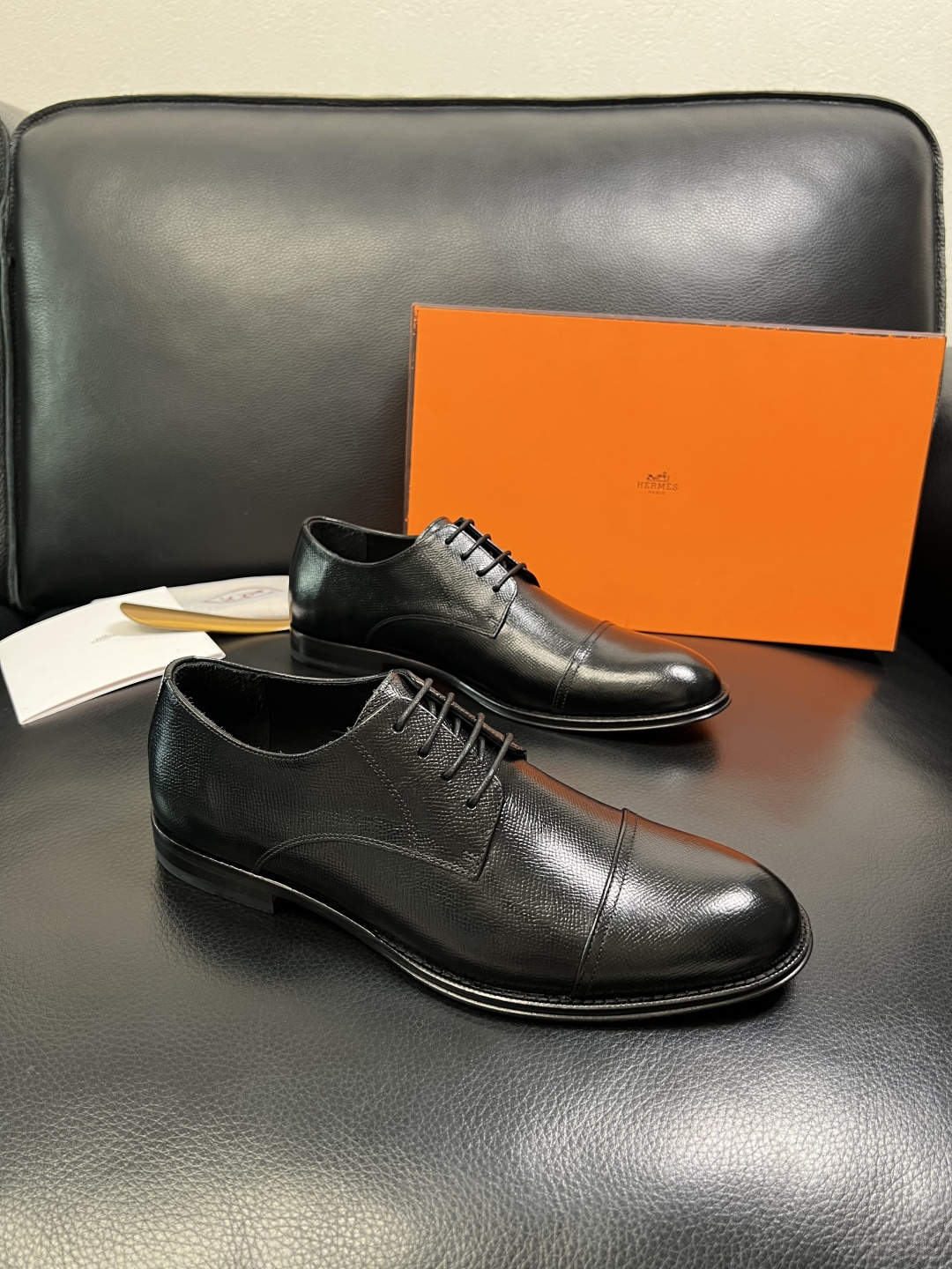 NO:664920,Hermes High-quality top crafts Hermes Leather Shoe Counter Synchronization Original factory configuration, original cowhide fabric imported from Italy, breathable and comfortable imported water-dyed cowhide lining, original soles specially provided by the factory and super comfortable, original factory and single goods are welcome to compare, code number 39-44 (order 38 45 46),, hermes, hermes, cowhide19860909Hermes 高品质 顶级工艺品 爱马仕 皮鞋专柜同步 原厂配置,意大利进口原版牛皮面料,透气舒适进口水染牛里垫,鞋底原厂特供原版底超级舒适,原厂跟单货 欢迎对比,码数 39-44（订 38 45 46),,hermes,hermes,cowhide,Men's shoes