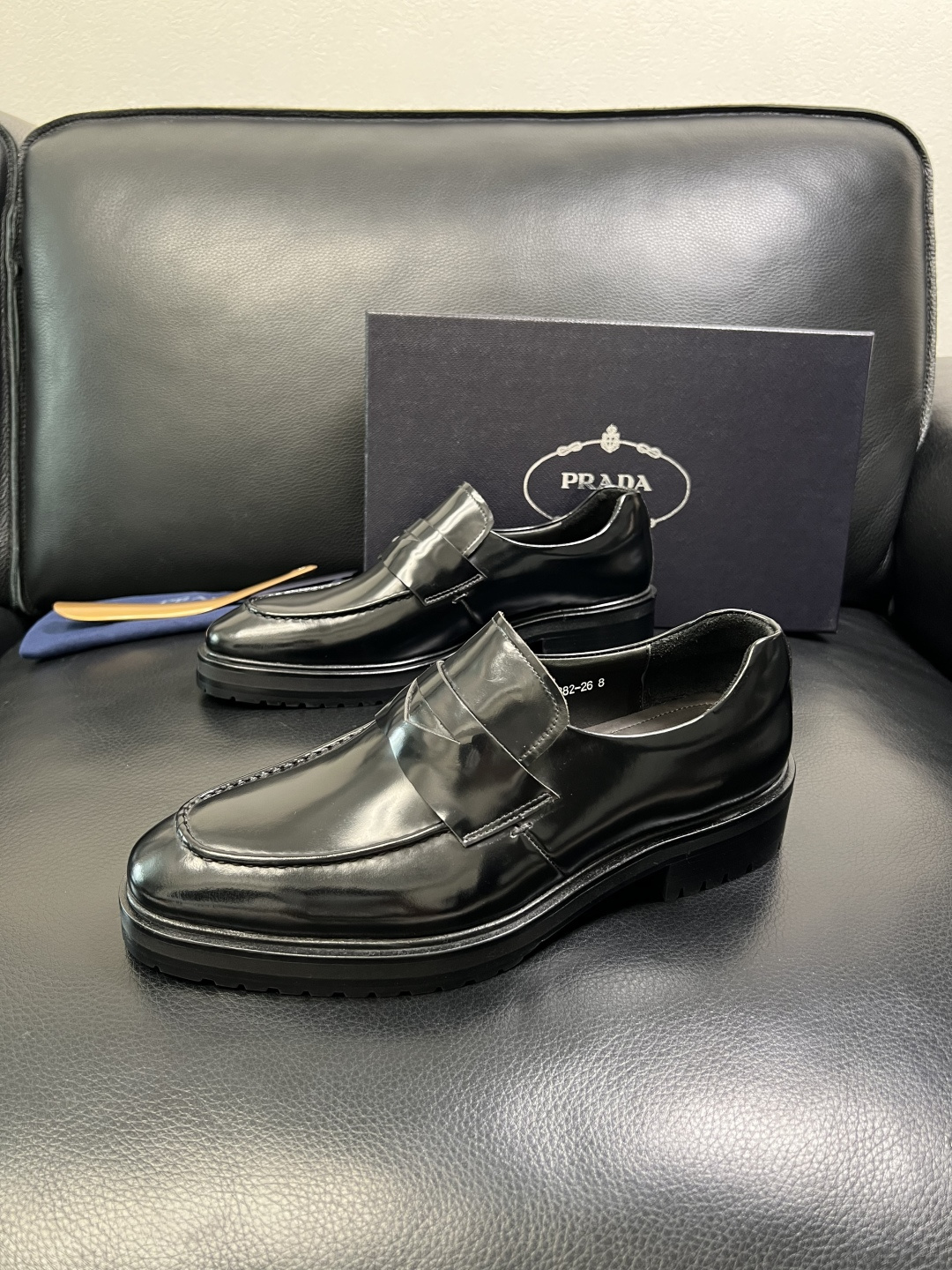 PRADA 高品质 顶级工艺品 普拉达 皮鞋专柜同步 原厂配置，意大利进口原版牛皮面料，透气舒适进口水染