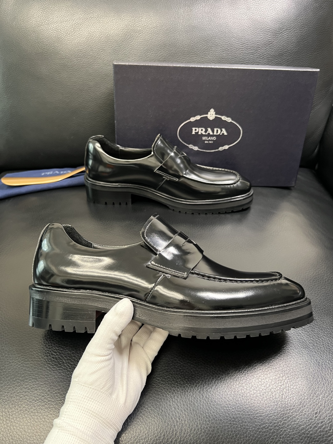 PRADA 高品质 顶级工艺品 普拉达 皮鞋专柜同步 原厂配置，意大利进口原版牛皮面料，透气舒适进口水染
