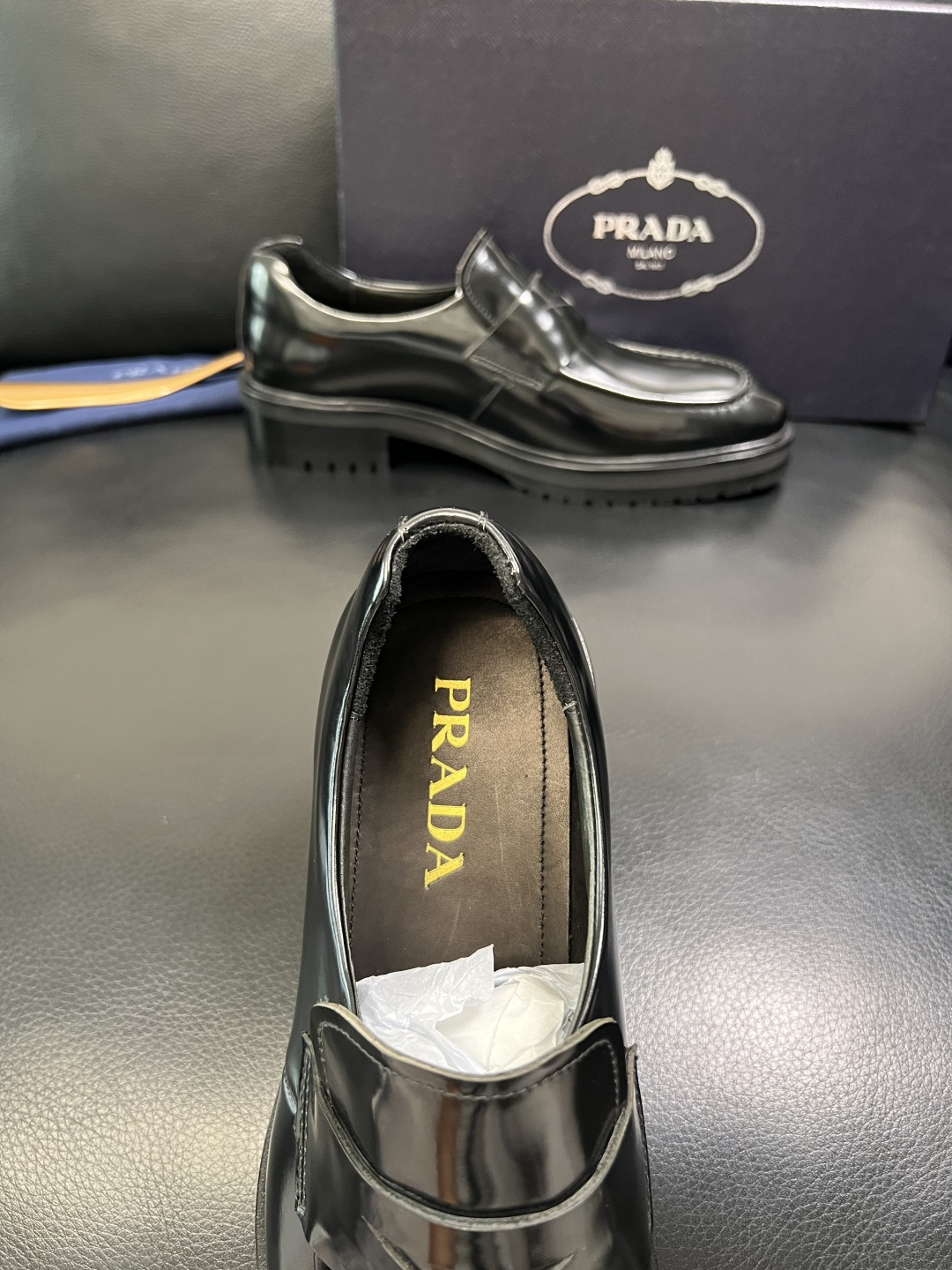 PRADA 高品质 顶级工艺品 普拉达 皮鞋专柜同步 原厂配置，意大利进口原版牛皮面料，透气舒适进口水染