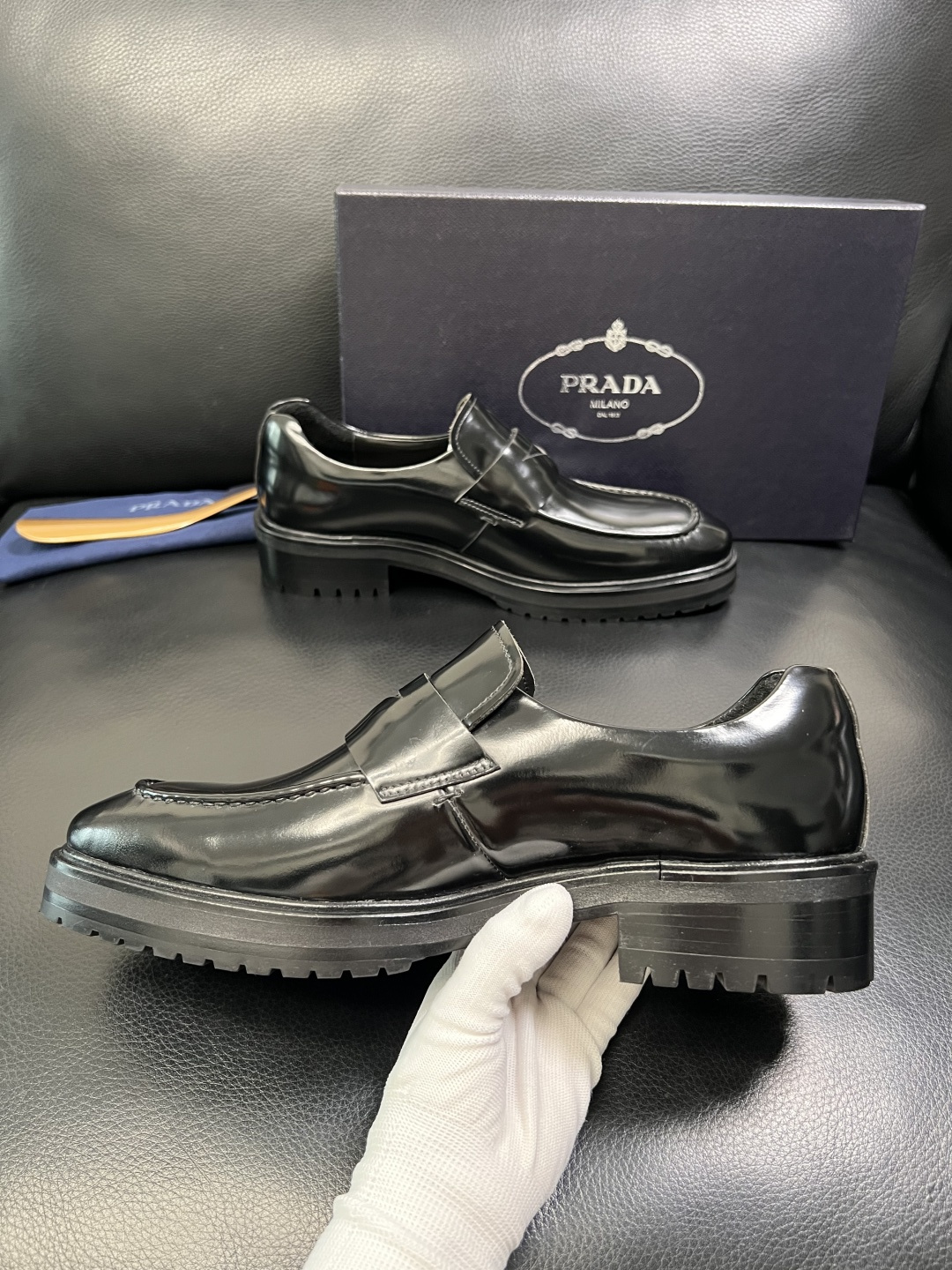 PRADA 高品质 顶级工艺品 普拉达 皮鞋专柜同步 原厂配置，意大利进口原版牛皮面料，透气舒适进口水染