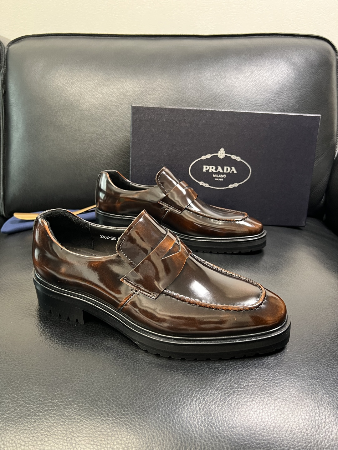 PRADA 高品质 顶级工艺品 普拉达 皮鞋专柜同步 原厂配置，意大利进口原版牛皮面料，透气舒适进口水染