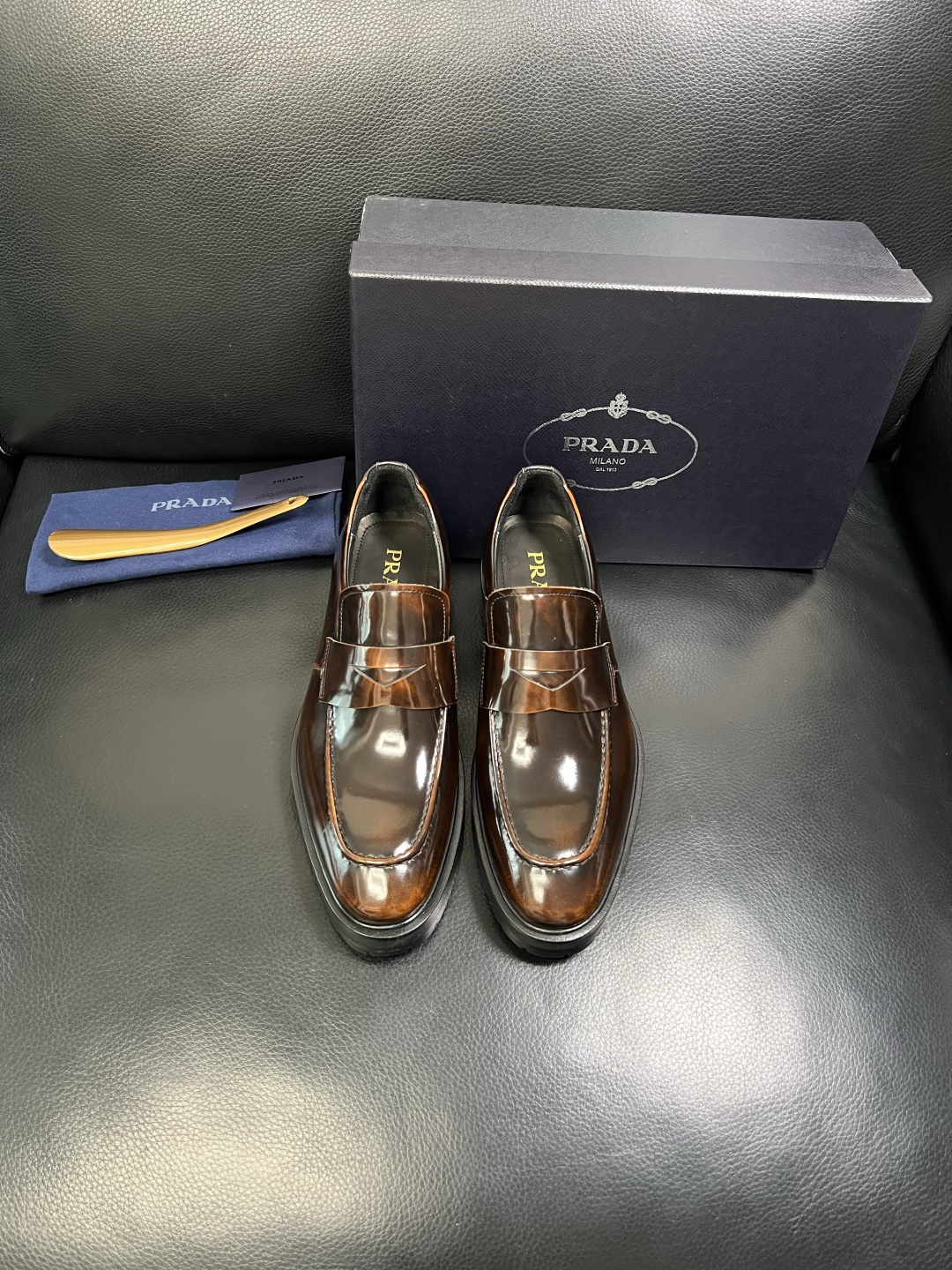 PRADA 高品质 顶级工艺品 普拉达 皮鞋专柜同步 原厂配置，意大利进口原版牛皮面料，透气舒适进口水染
