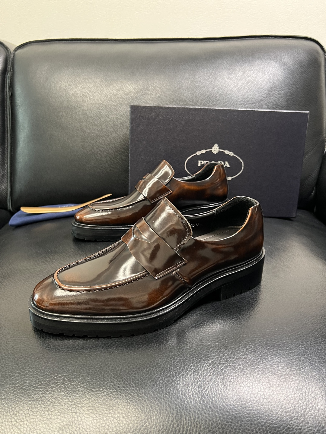 PRADA 高品质 顶级工艺品 普拉达 皮鞋专柜同步 原厂配置，意大利进口原版牛皮面料，透气舒适进口水染