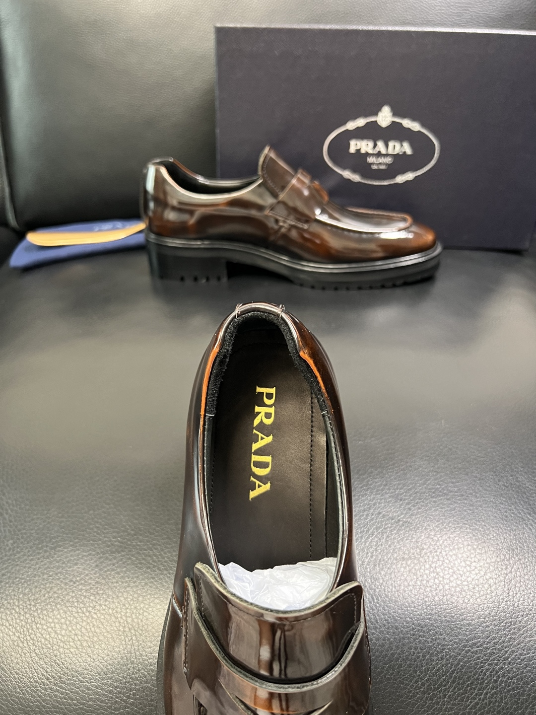 PRADA 高品质 顶级工艺品 普拉达 皮鞋专柜同步 原厂配置，意大利进口原版牛皮面料，透气舒适进口水染