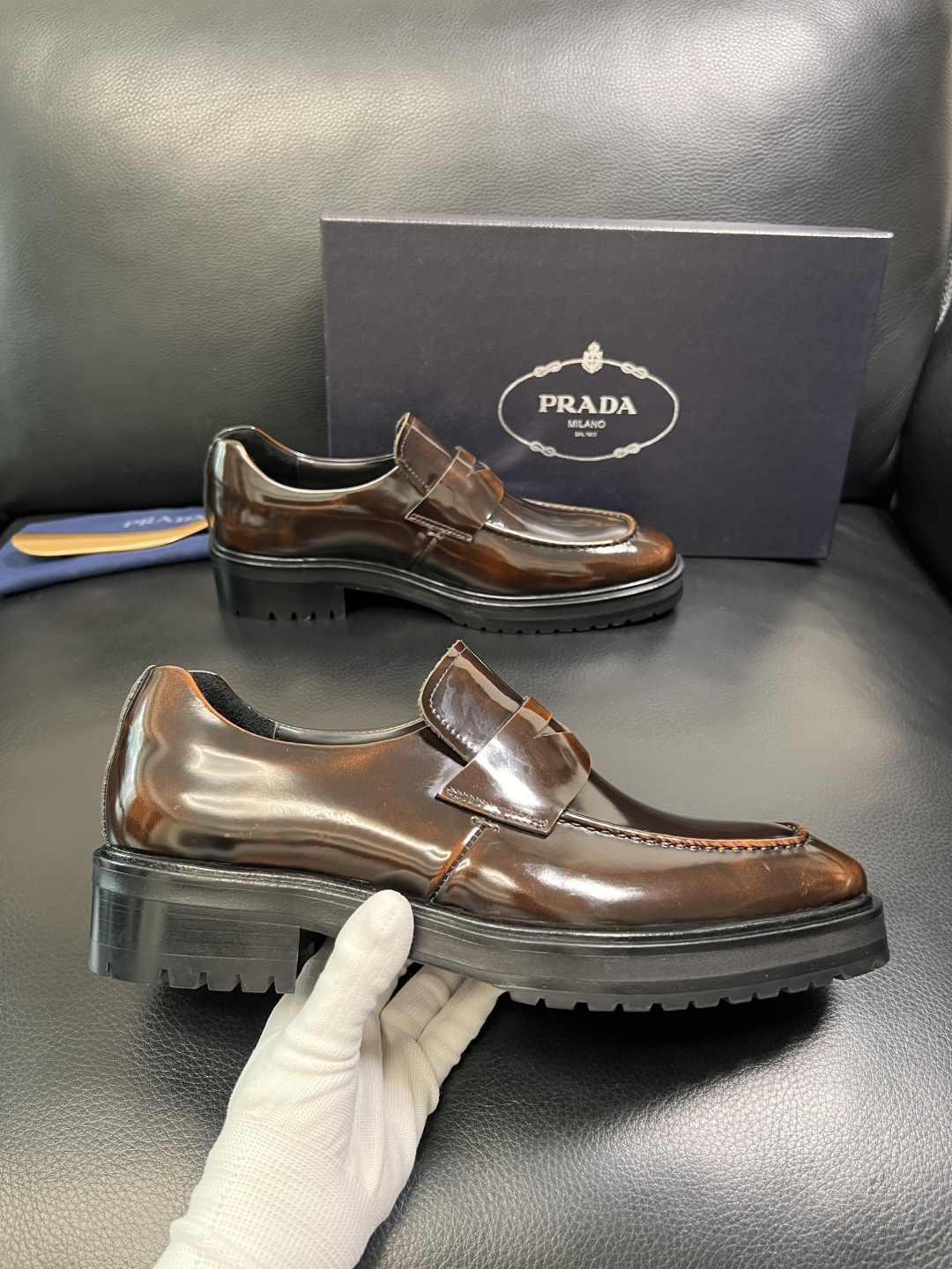 PRADA 高品质 顶级工艺品 普拉达 皮鞋专柜同步 原厂配置，意大利进口原版牛皮面料，透气舒适进口水染