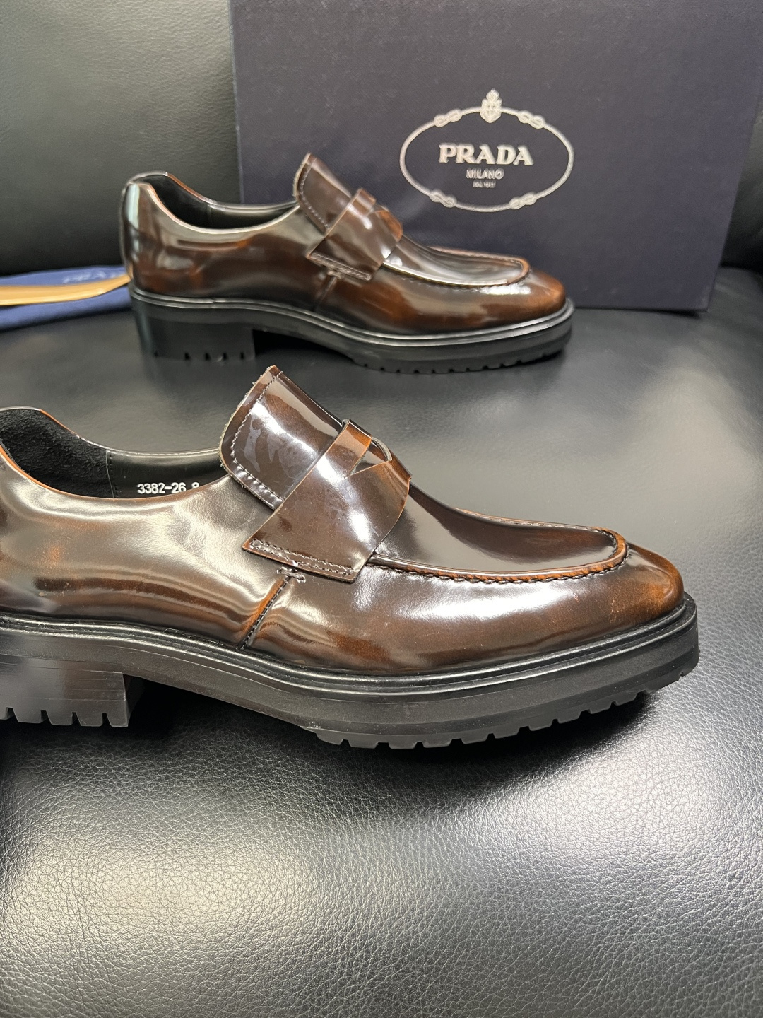 PRADA 高品质 顶级工艺品 普拉达 皮鞋专柜同步 原厂配置，意大利进口原版牛皮面料，透气舒适进口水染