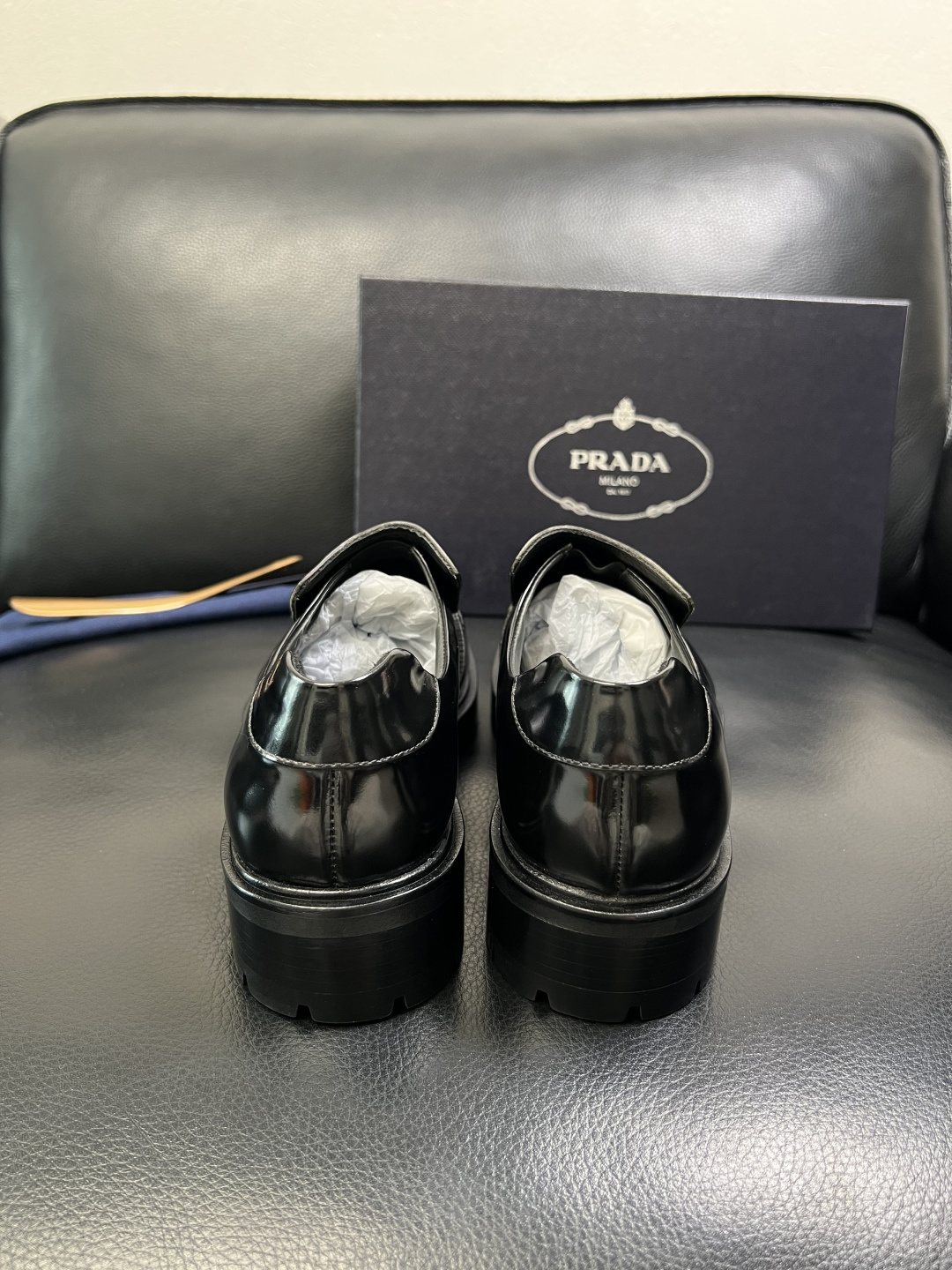 PRADA 高品质 顶级工艺品 普拉达 皮鞋专柜同步 原厂配置，意大利进口原版牛皮面料，透气舒适进口水染