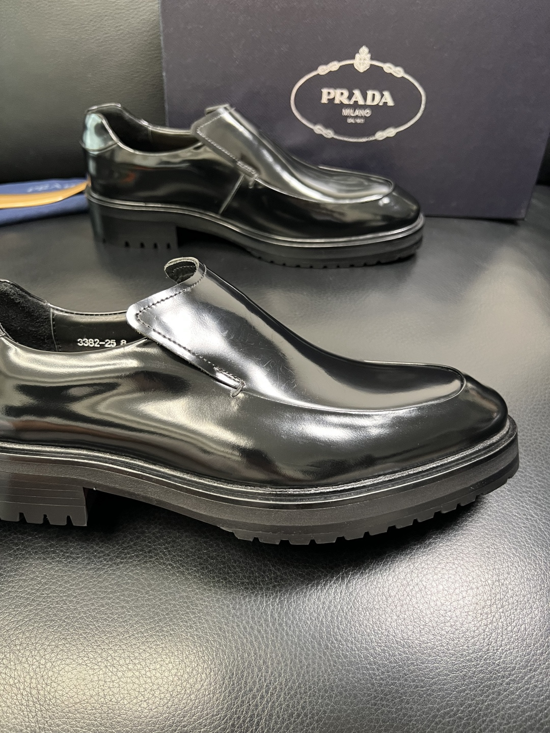 PRADA 高品质 顶级工艺品 普拉达 皮鞋专柜同步 原厂配置，意大利进口原版牛皮面料，透气舒适进口水染