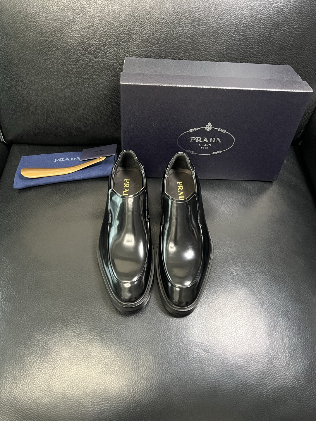 PRADA 高品质 顶级工艺品 普拉达 皮鞋专柜同步 原厂配置，意大利进口原版牛皮面料，透气舒适进口水染