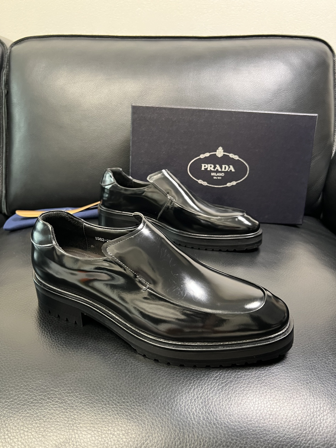 PRADA 高品质 顶级工艺品 普拉达 皮鞋专柜同步 原厂配置，意大利进口原版牛皮面料，透气舒适进口水染