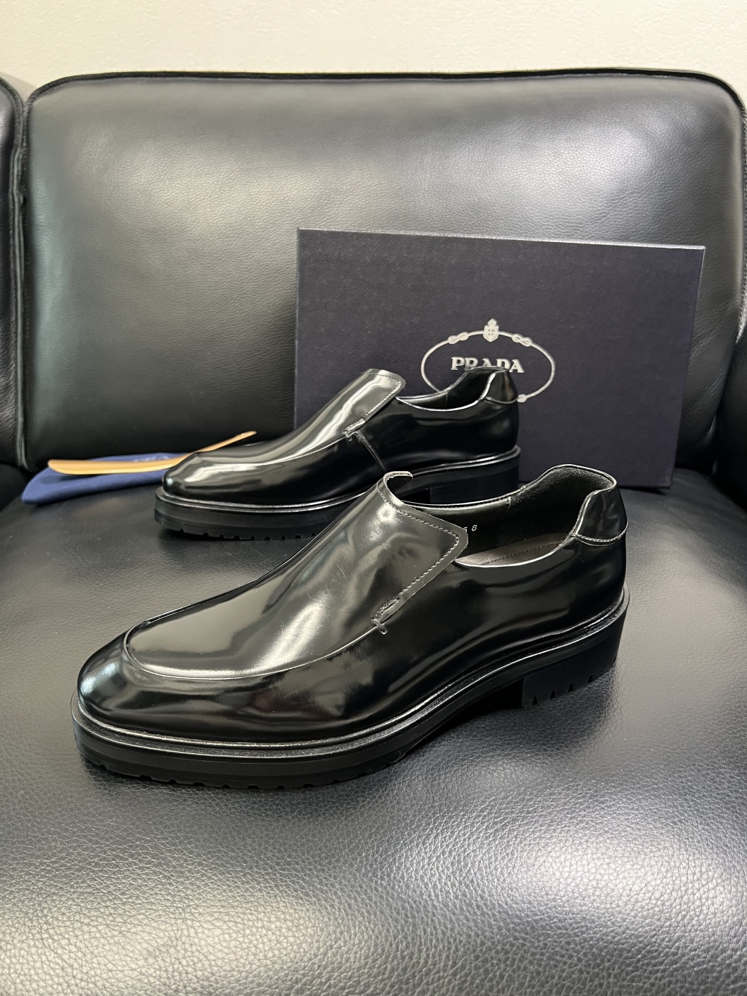 PRADA 高品质 顶级工艺品 普拉达 皮鞋专柜同步 原厂配置，意大利进口原版牛皮面料，透气舒适进口水染