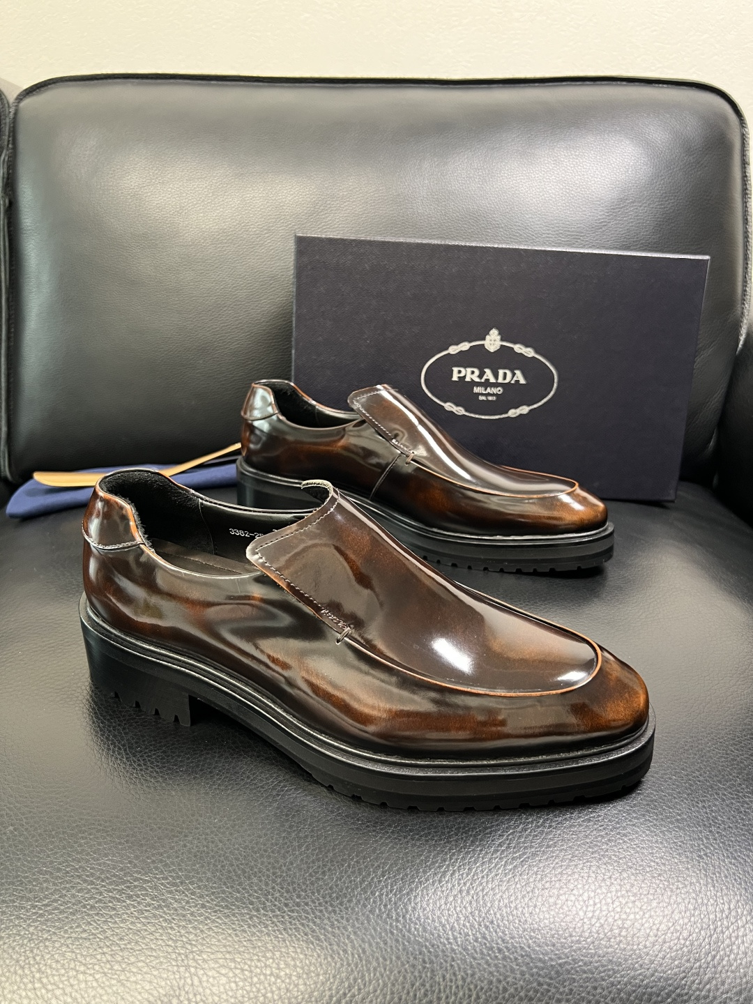 PRADA 高品质 顶级工艺品 普拉达 皮鞋专柜同步 原厂配置，意大利进口原版牛皮面料，透气舒适进口水染