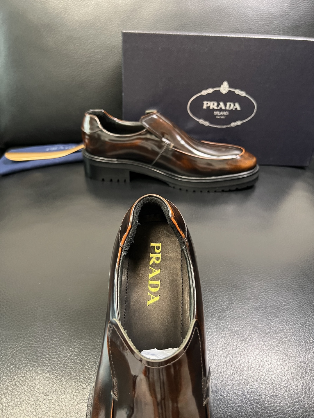 PRADA 高品质 顶级工艺品 普拉达 皮鞋专柜同步 原厂配置，意大利进口原版牛皮面料，透气舒适进口水染