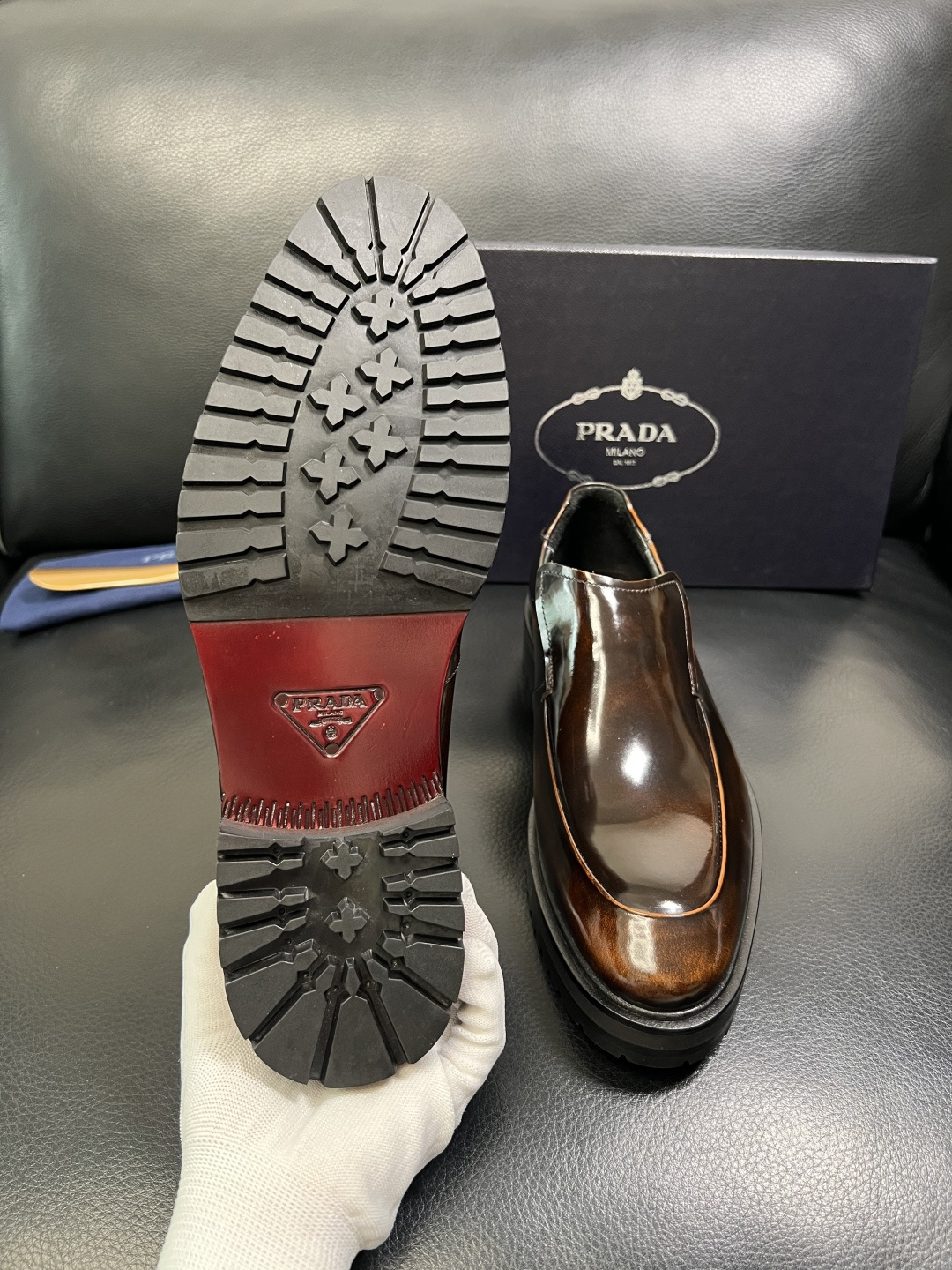 PRADA 高品质 顶级工艺品 普拉达 皮鞋专柜同步 原厂配置，意大利进口原版牛皮面料，透气舒适进口水染