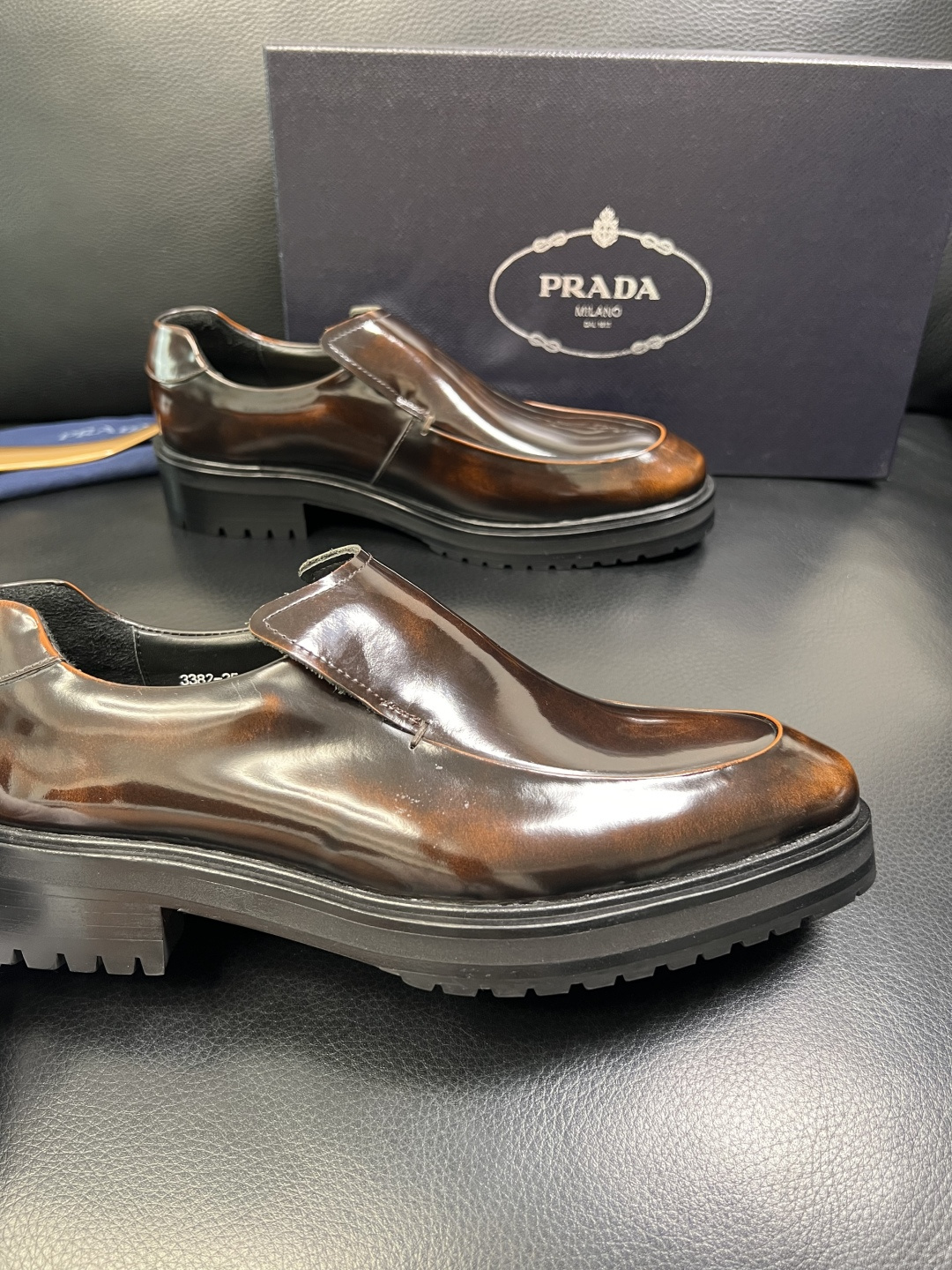 PRADA 高品质 顶级工艺品 普拉达 皮鞋专柜同步 原厂配置，意大利进口原版牛皮面料，透气舒适进口水染