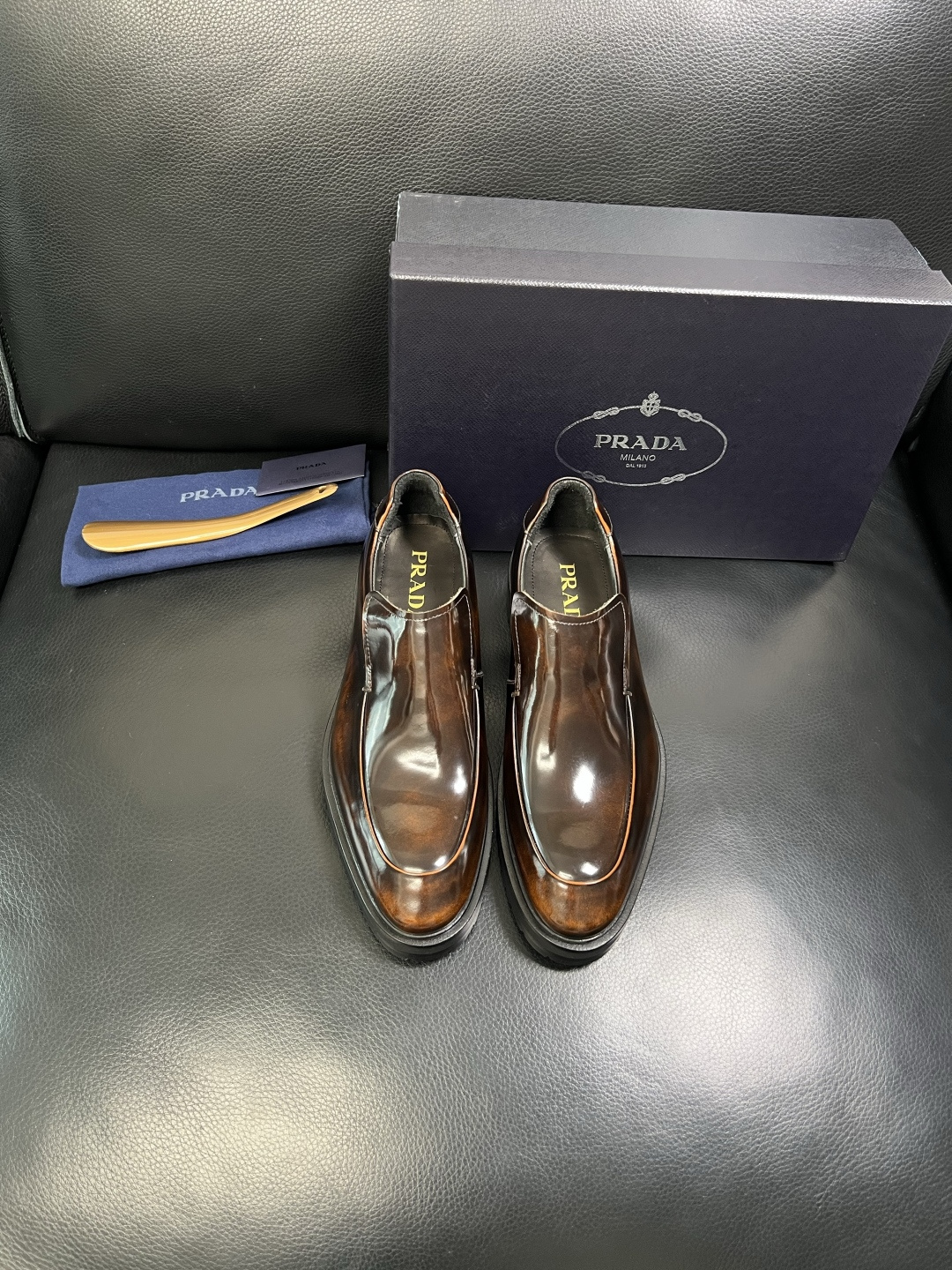 PRADA 高品质 顶级工艺品 普拉达 皮鞋专柜同步 原厂配置，意大利进口原版牛皮面料，透气舒适进口水染