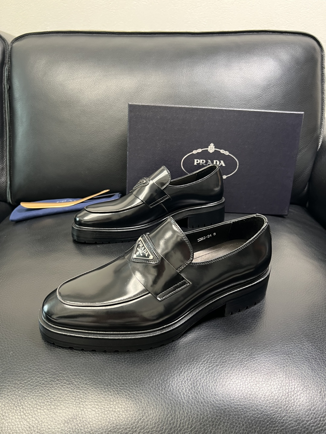 PRADA 高品质 顶级工艺品 普拉达 皮鞋专柜同步 原厂配置，意大利进口原版牛皮面料，透气舒适进口水染