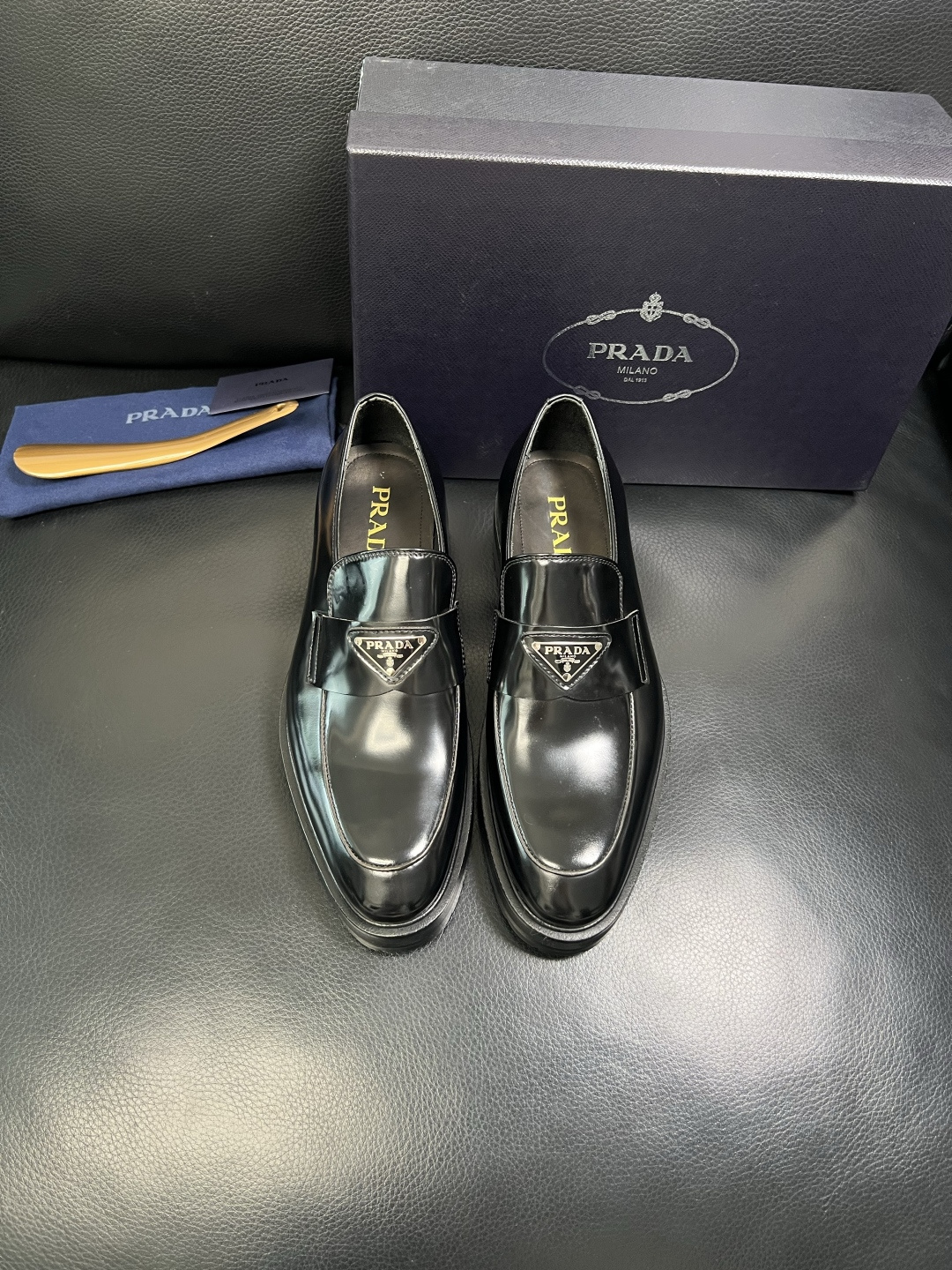 PRADA 高品质 顶级工艺品 普拉达 皮鞋专柜同步 原厂配置，意大利进口原版牛皮面料，透气舒适进口水染