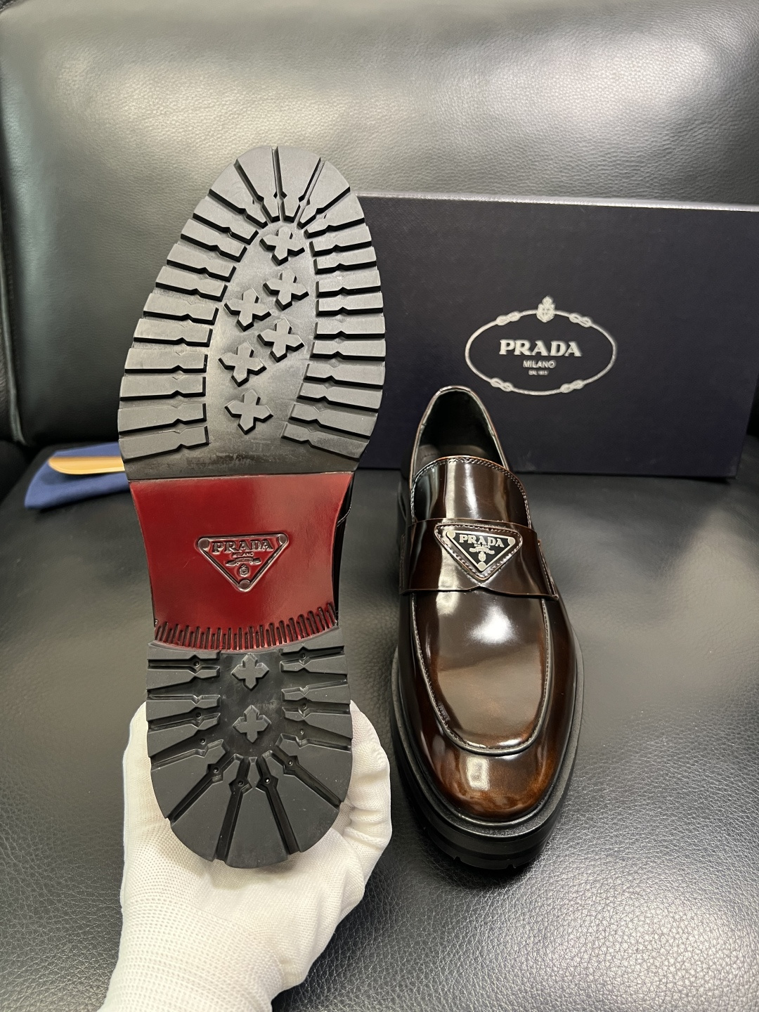 PRADA 高品质 顶级工艺品 普拉达 皮鞋专柜同步 原厂配置，意大利进口原版牛皮面料，透气舒适进口水染