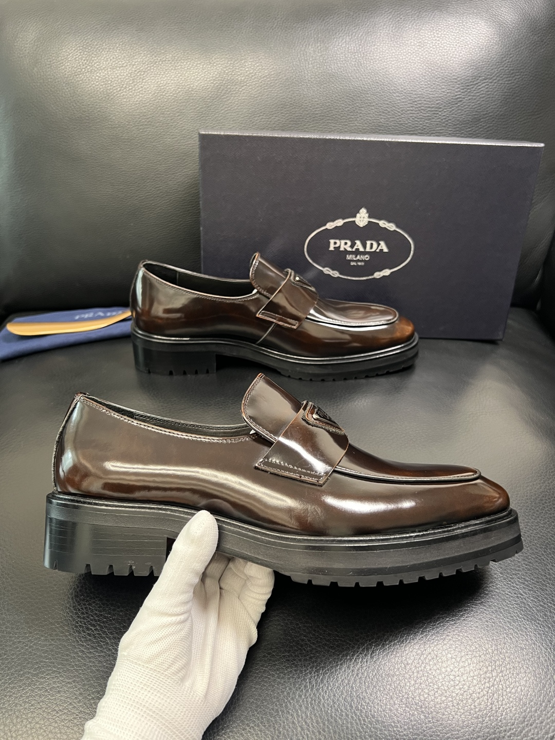 PRADA 高品质 顶级工艺品 普拉达 皮鞋专柜同步 原厂配置，意大利进口原版牛皮面料，透气舒适进口水染