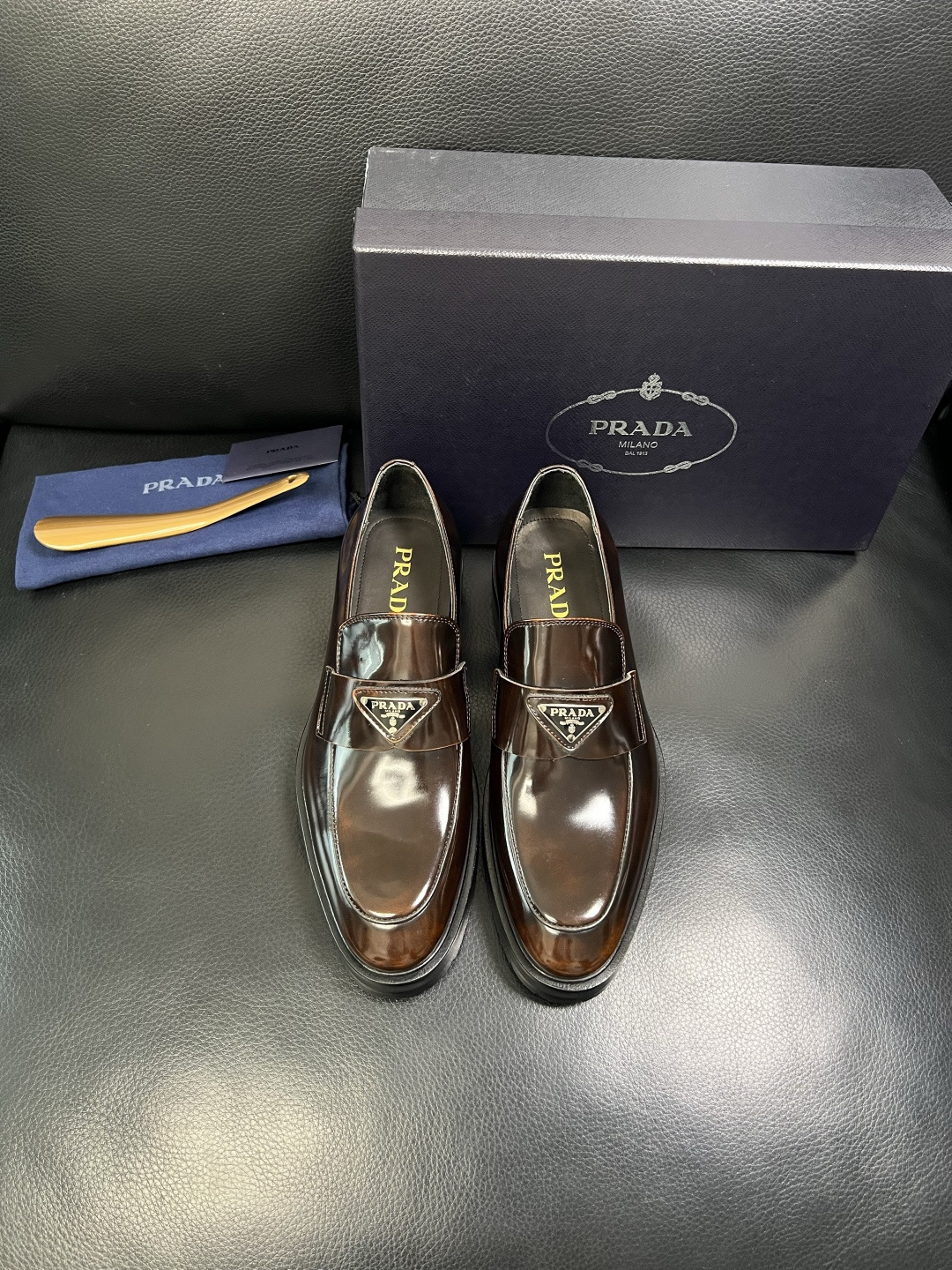 PRADA 高品质 顶级工艺品 普拉达 皮鞋专柜同步 原厂配置，意大利进口原版牛皮面料，透气舒适进口水染