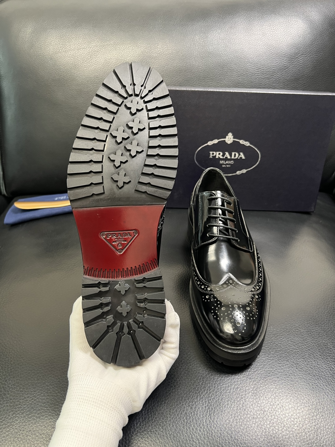 PRADA 高品质 顶级工艺品 普拉达 皮鞋专柜同步 原厂配置，意大利进口原版牛皮面料，透气舒适进口水染