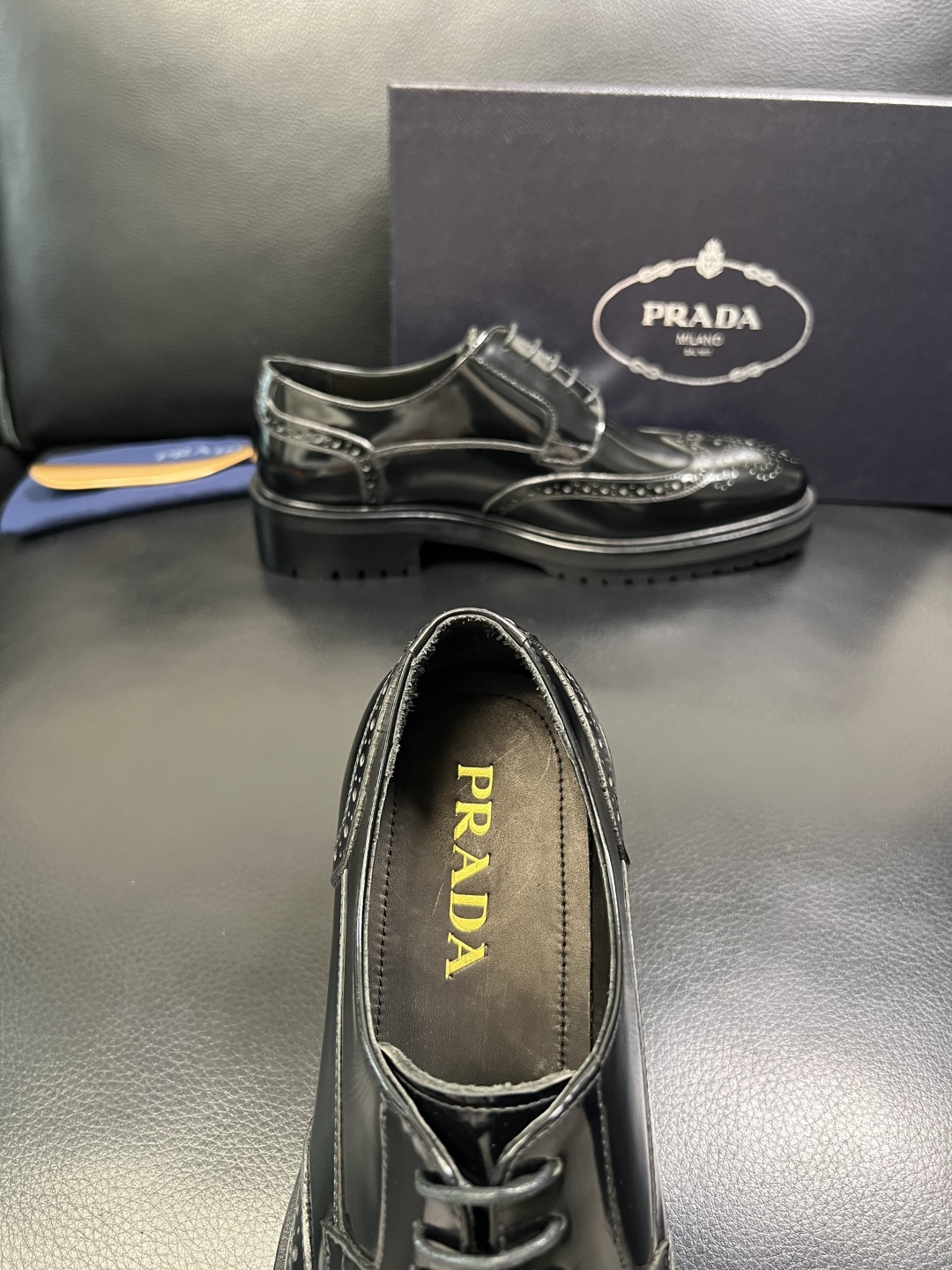 PRADA 高品质 顶级工艺品 普拉达 皮鞋专柜同步 原厂配置，意大利进口原版牛皮面料，透气舒适进口水染