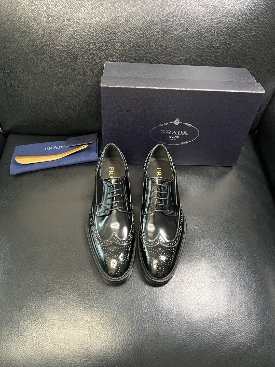 PRADA 高品质 顶级工艺品 普拉达 皮鞋专柜同步 原厂配置，意大利进口原版牛皮面料，透气舒适进口水染