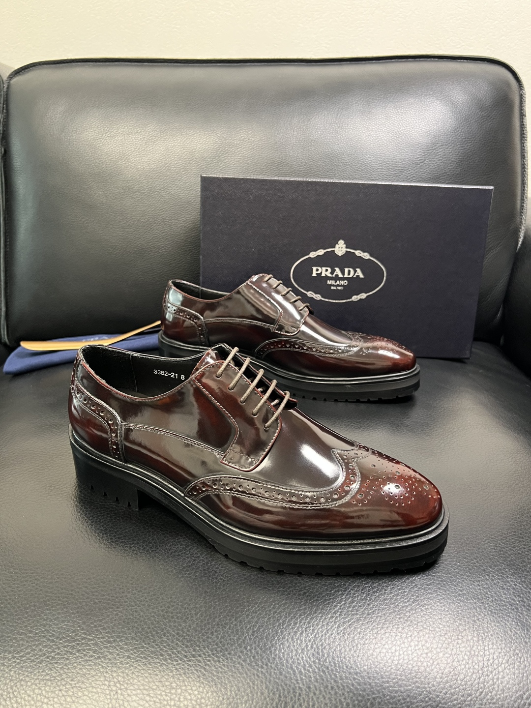 PRADA 高品质 顶级工艺品 普拉达 皮鞋专柜同步 原厂配置，意大利进口原版牛皮面料，透气舒适进口水染