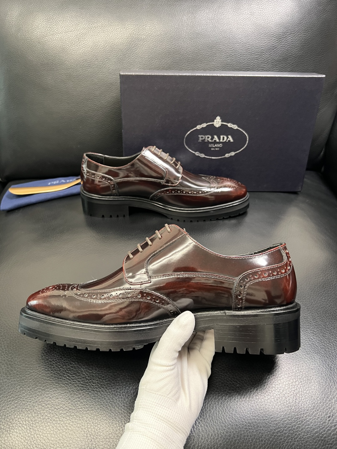 PRADA 高品质 顶级工艺品 普拉达 皮鞋专柜同步 原厂配置，意大利进口原版牛皮面料，透气舒适进口水染