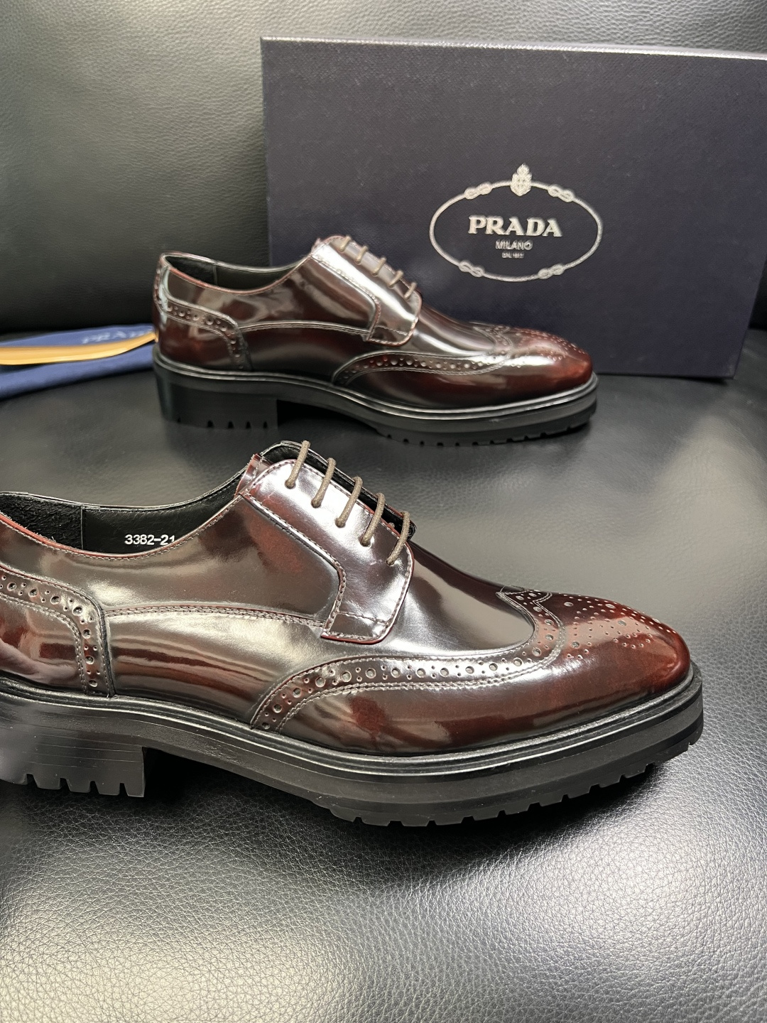 PRADA 高品质 顶级工艺品 普拉达 皮鞋专柜同步 原厂配置，意大利进口原版牛皮面料，透气舒适进口水染