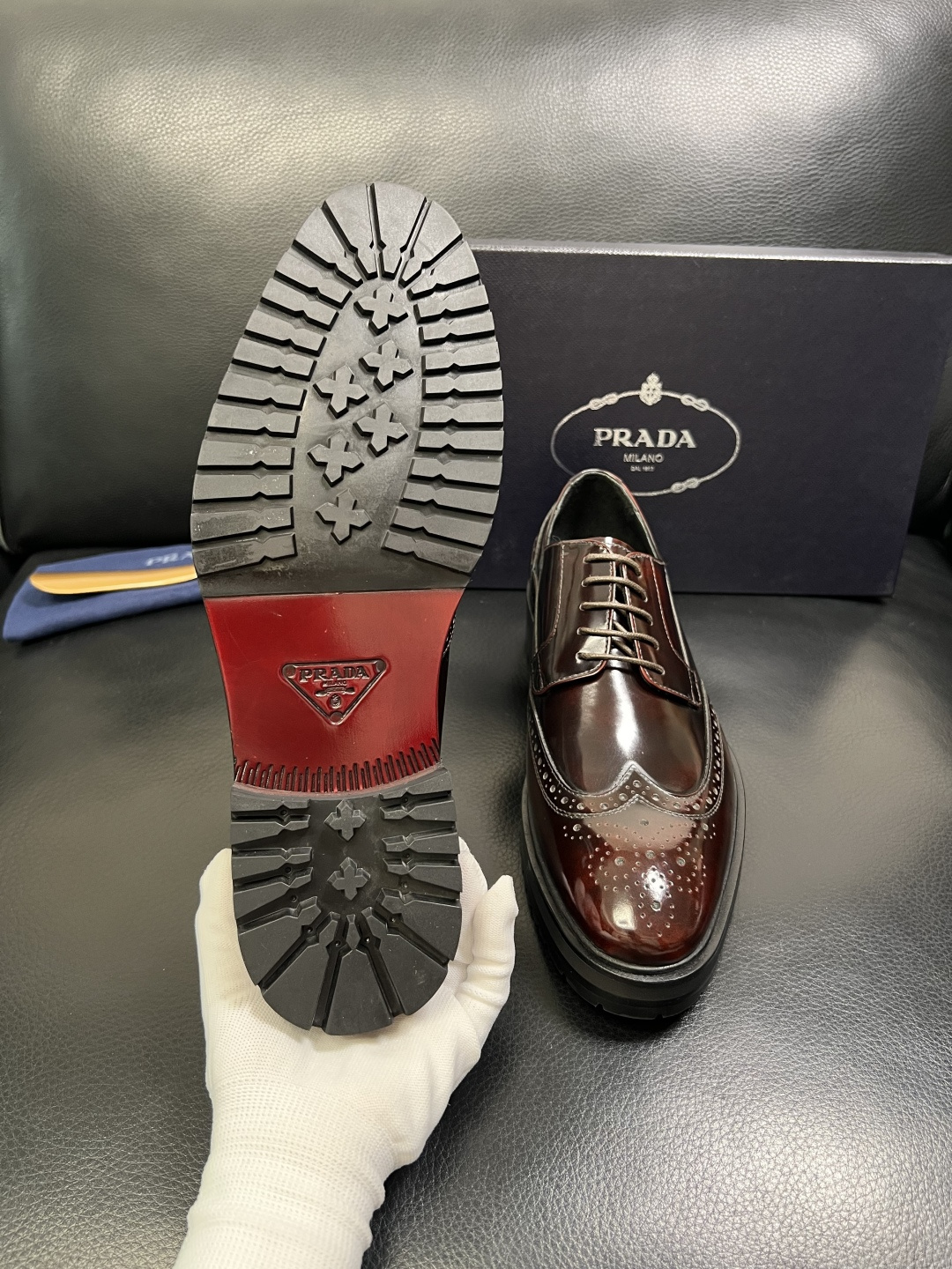 PRADA 高品质 顶级工艺品 普拉达 皮鞋专柜同步 原厂配置，意大利进口原版牛皮面料，透气舒适进口水染
