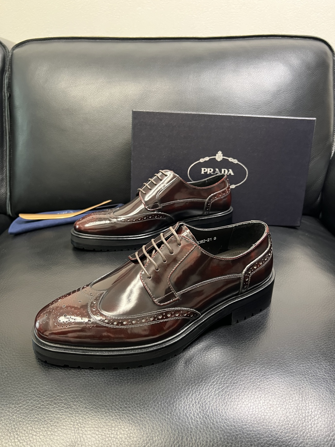 PRADA 高品质 顶级工艺品 普拉达 皮鞋专柜同步 原厂配置，意大利进口原版牛皮面料，透气舒适进口水染