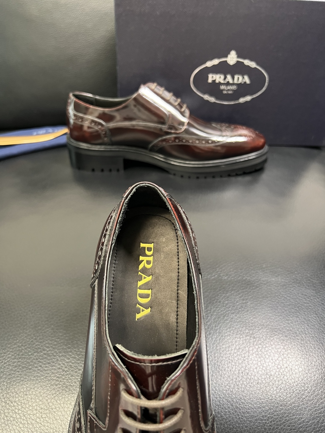 PRADA 高品质 顶级工艺品 普拉达 皮鞋专柜同步 原厂配置，意大利进口原版牛皮面料，透气舒适进口水染