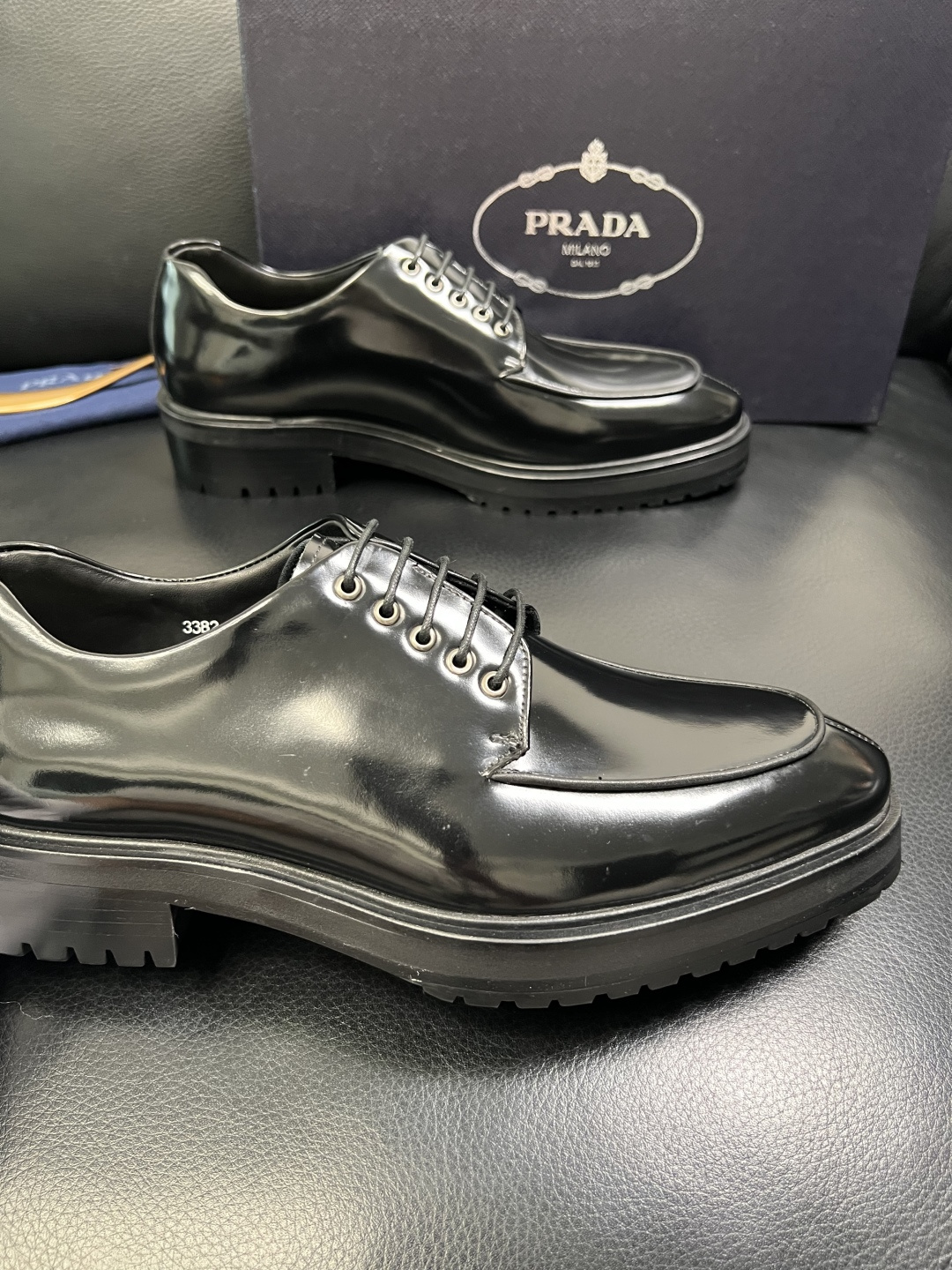 PRADA 高品质 顶级工艺品 普拉达 皮鞋专柜同步 原厂配置，意大利进口原版牛皮面料，透气舒适进口水染