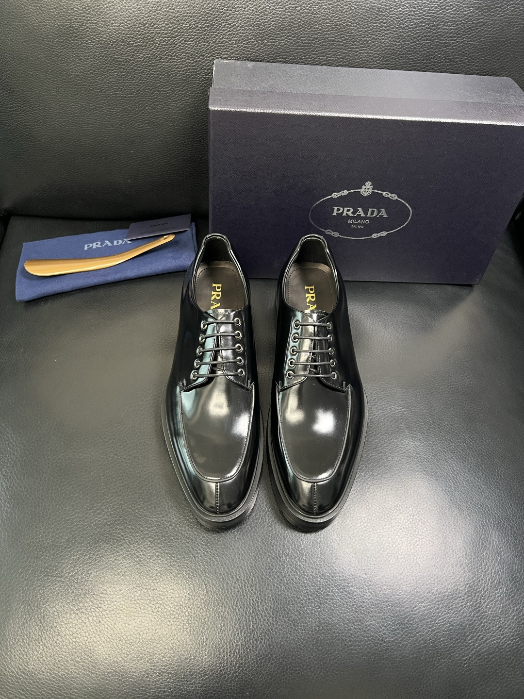 PRADA 高品质 顶级工艺品 普拉达 皮鞋专柜同步 原厂配置，意大利进口原版牛皮面料，透气舒适进口水染