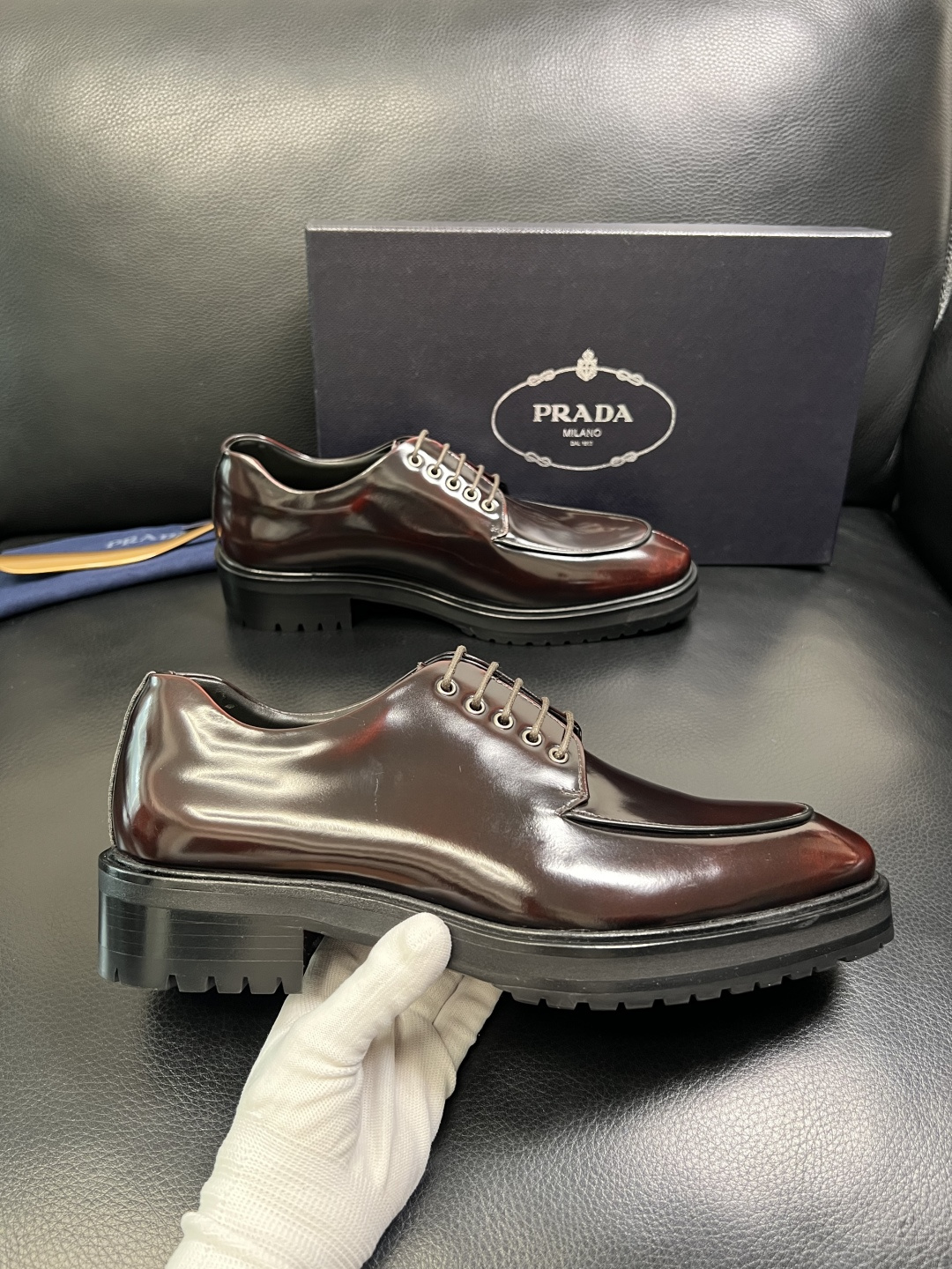 PRADA 高品质 顶级工艺品 普拉达 皮鞋专柜同步 原厂配置，意大利进口原版牛皮面料，透气舒适进口水染