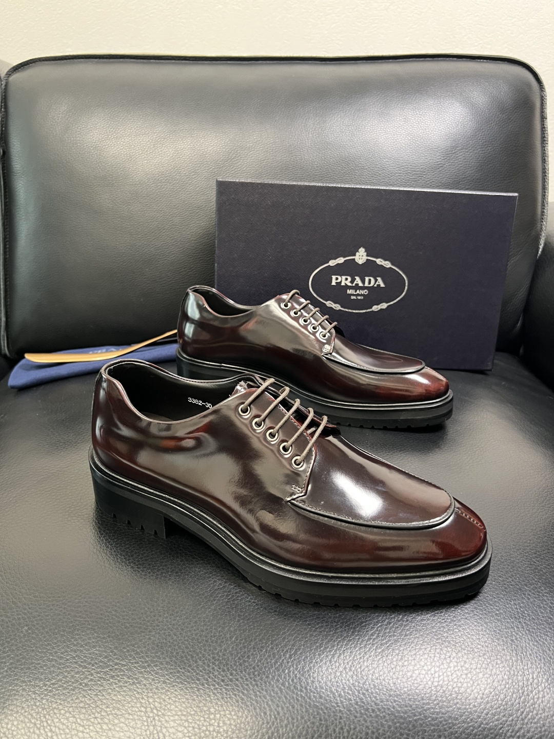 PRADA 高品质 顶级工艺品 普拉达 皮鞋专柜同步 原厂配置，意大利进口原版牛皮面料，透气舒适进口水染