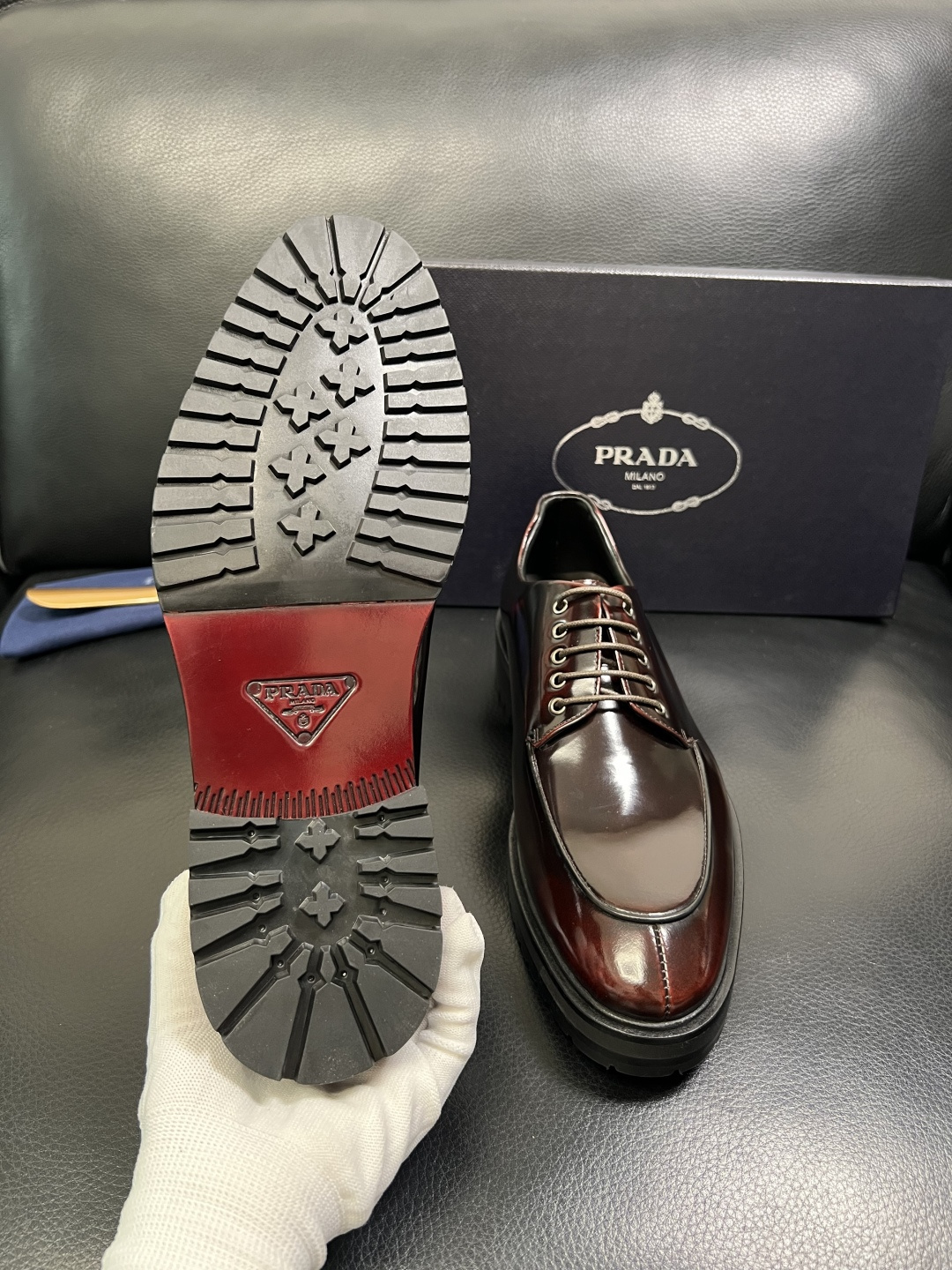 PRADA 高品质 顶级工艺品 普拉达 皮鞋专柜同步 原厂配置，意大利进口原版牛皮面料，透气舒适进口水染