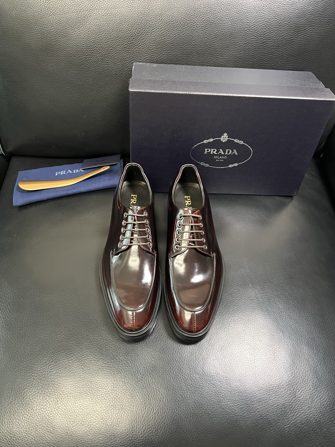 PRADA 高品质 顶级工艺品 普拉达 皮鞋专柜同步 原厂配置，意大利进口原版牛皮面料，透气舒适进口水染