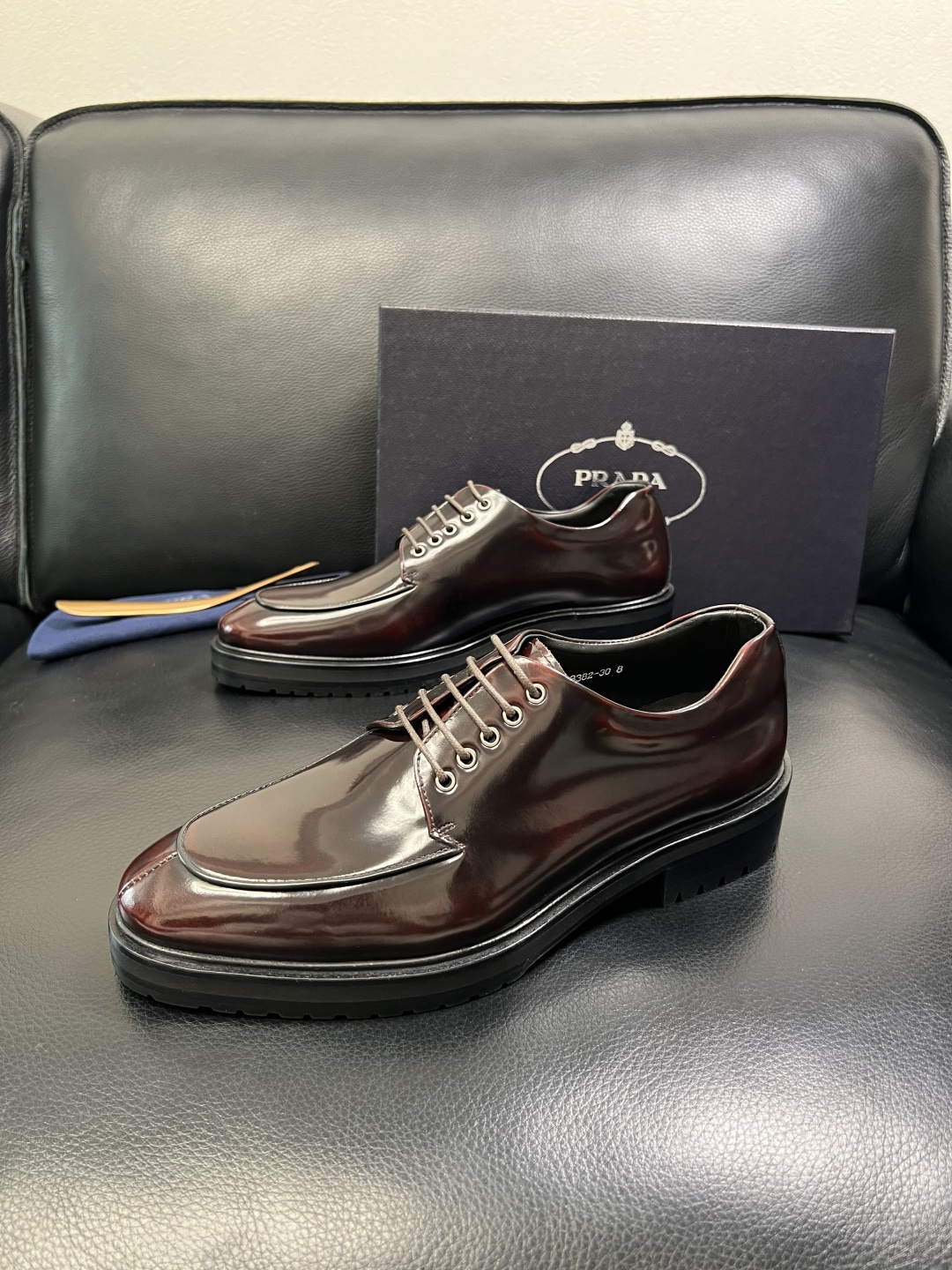 PRADA 高品质 顶级工艺品 普拉达 皮鞋专柜同步 原厂配置，意大利进口原版牛皮面料，透气舒适进口水染