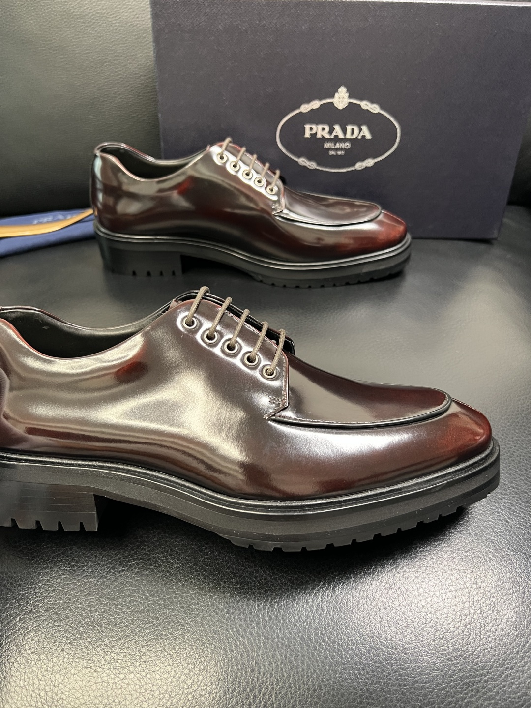 PRADA 高品质 顶级工艺品 普拉达 皮鞋专柜同步 原厂配置，意大利进口原版牛皮面料，透气舒适进口水染