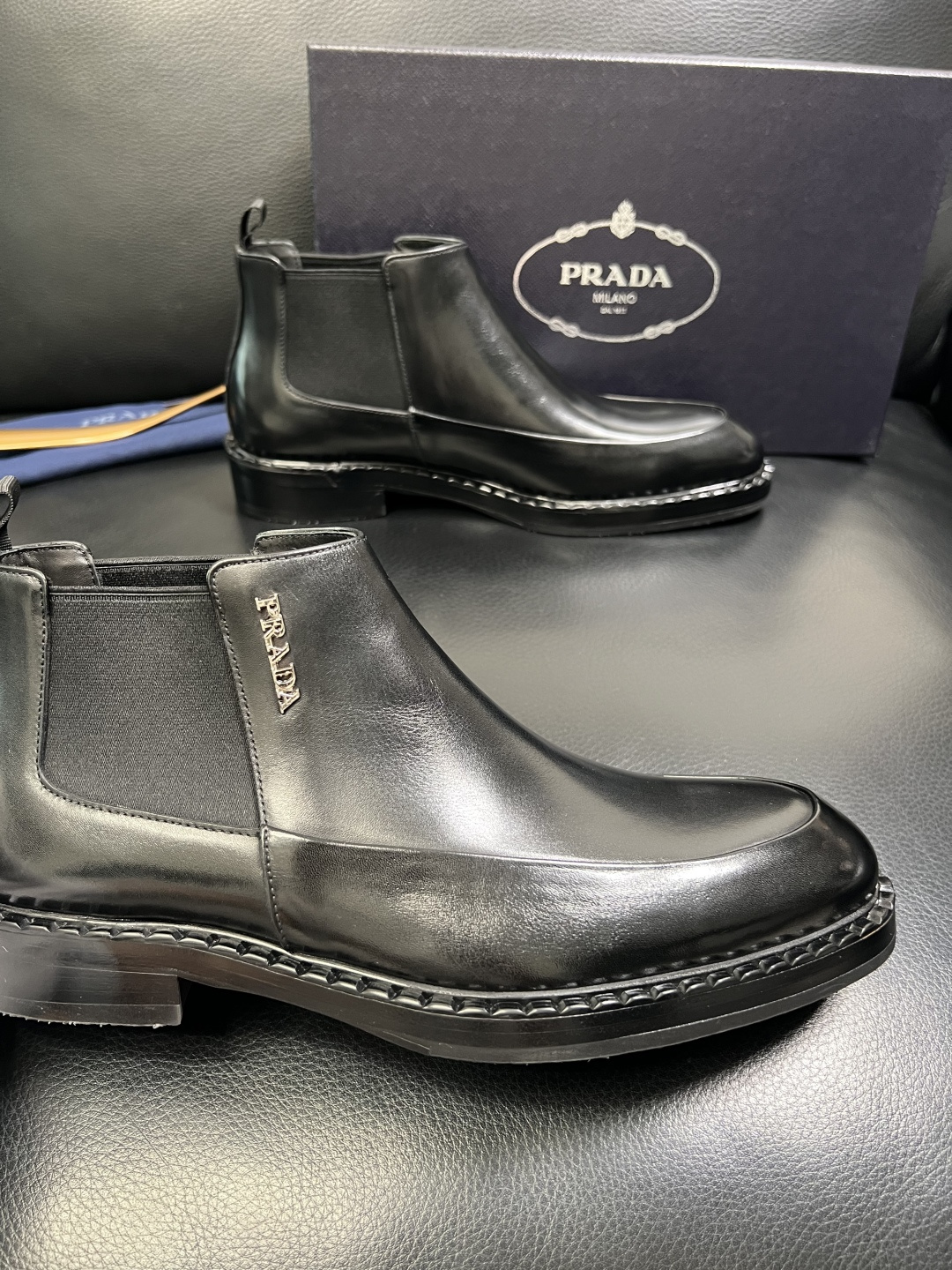 PRADA 高品质 顶级工艺品 普拉达 皮鞋专柜同步 原厂配置，意大利进口原版牛皮面料，透气舒适进口水染